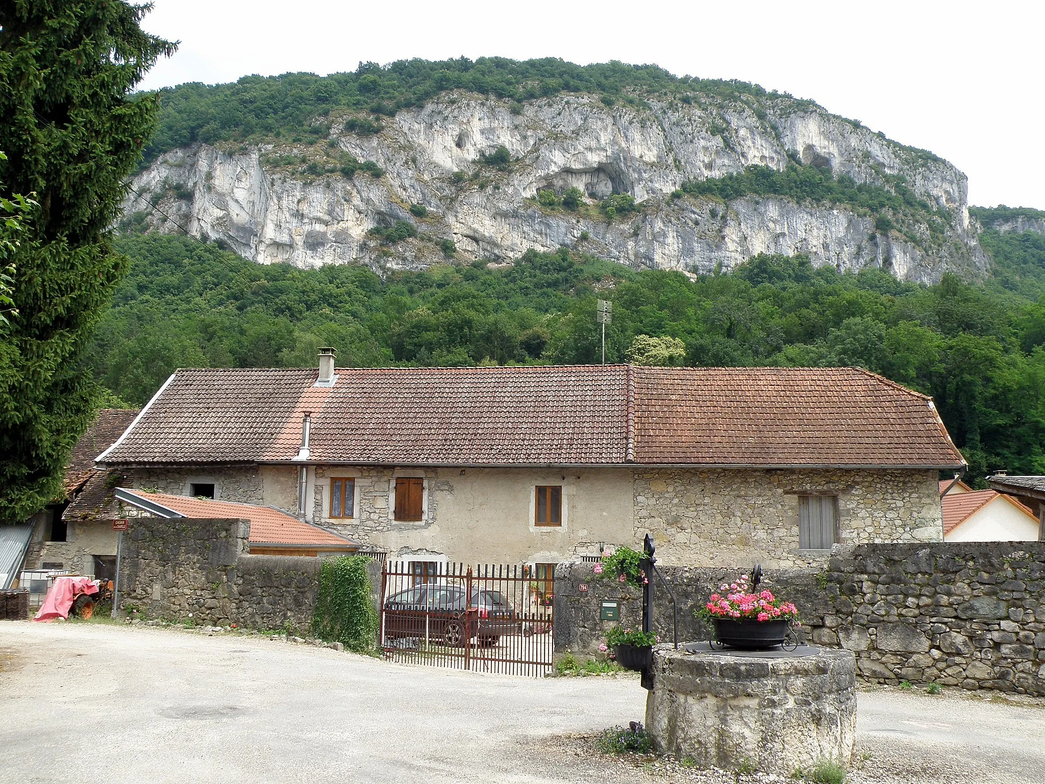 Photo showing: Virignin, commune du département de l’Ain (région Rhône-Alpes, France). Hameau de la Saume. Au fond, la montagne de Parves.