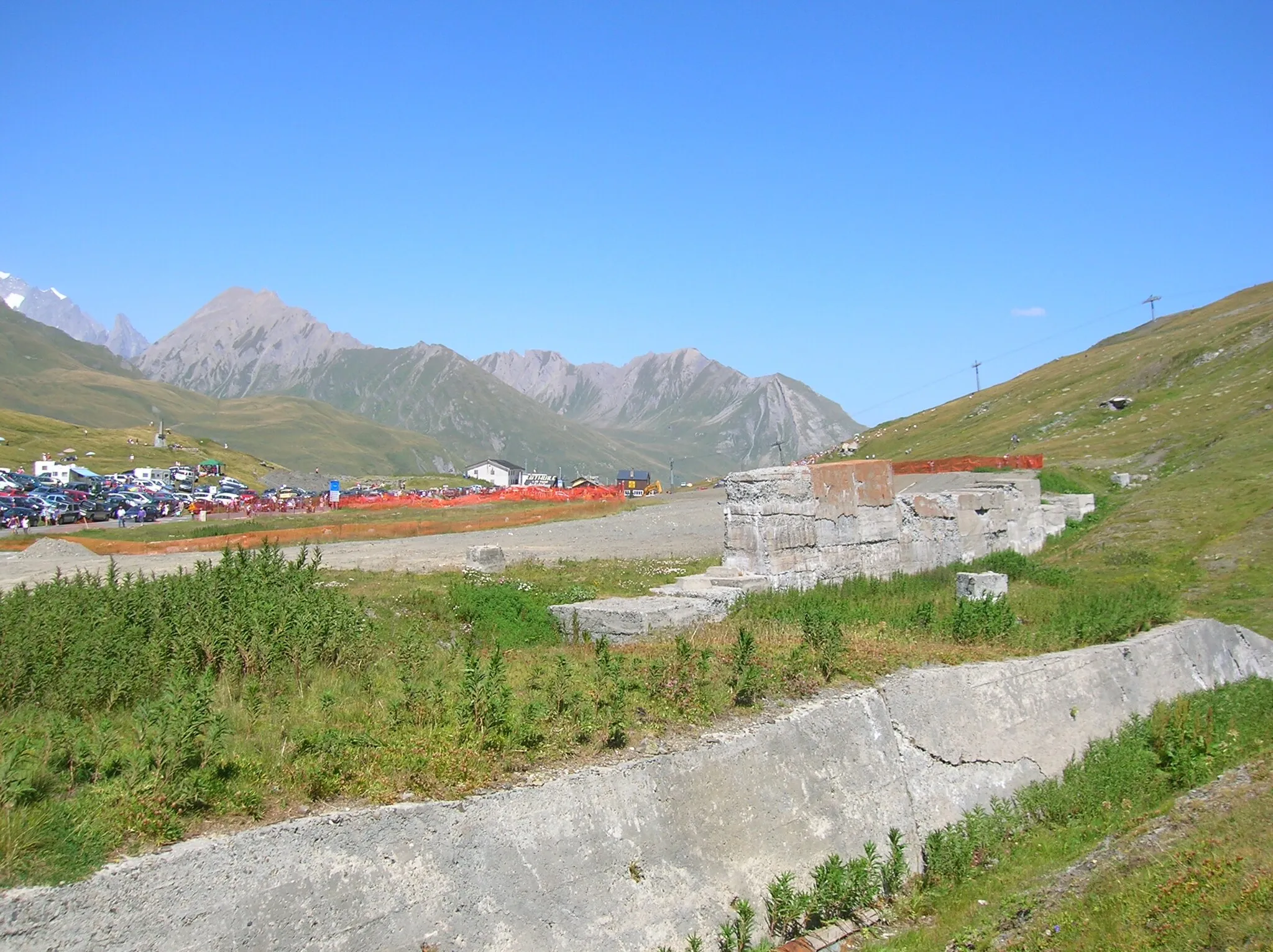 Photo showing: Lavori in corso al passo del Piccolo San Bernardo per la deviazione della strada che deve attorniare il cromlech. Nel frattempo, complice il fatto della non messa in sicurezza del sito, e della scarsa sensibilità dei turisti,  il cromlech viene usato come parking in occasione della festa (la bataille des reines).