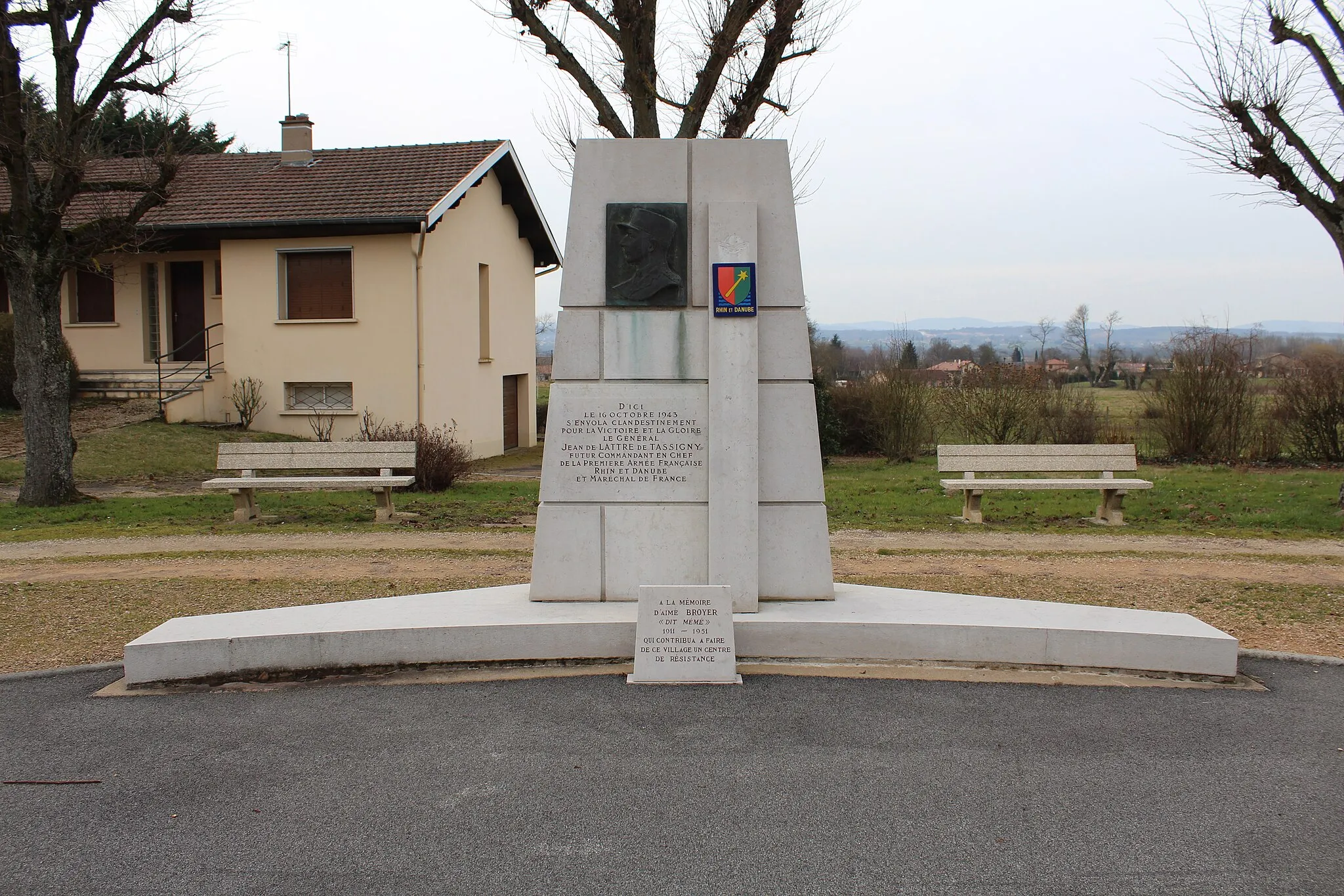 Photo showing: Monument en l'honneur du Général Jean de Lattre de Tassigny qui décola à Manziat le 16 octobre 1943 en direction de Londres.