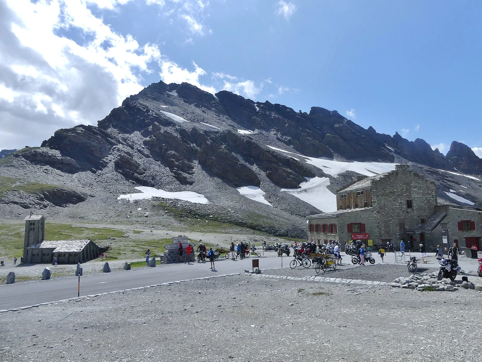Photo showing: Sight, in summer, of the col de l'Iseran pass at 2,770 meters high, between Bonneval-sur-Arc in Maurienne (left) and Val-d'Isère in Tarentaise (right), in Savoie, France.