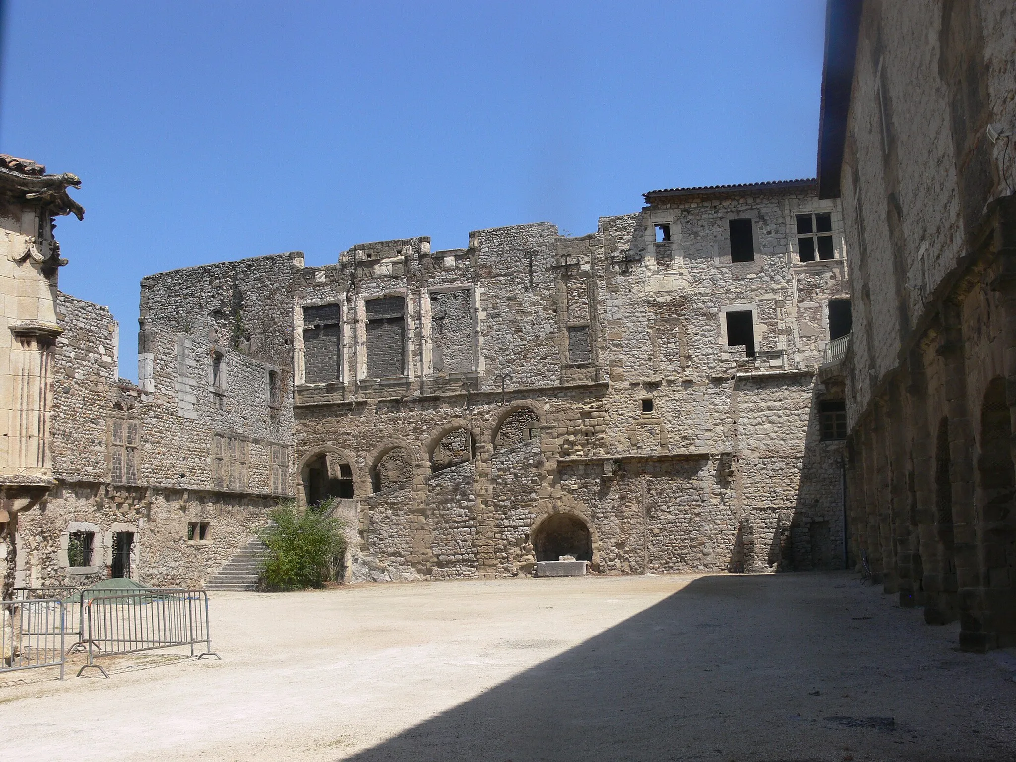 Photo showing: This building is indexed in the base Mérimée, a database of architectural heritage maintained by the French Ministry of Culture, under the reference PA00116869 .