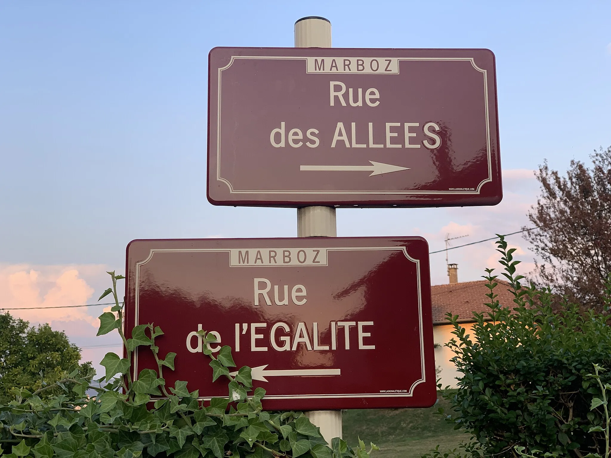 Photo showing: Plaques de la rue des Allées et de la rue de l'Égalité, Marboz.