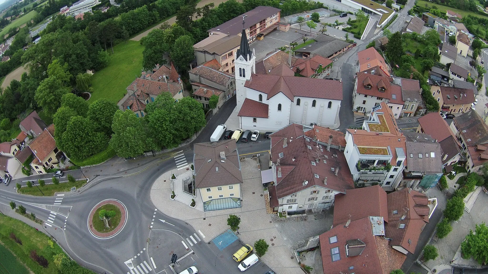 Photo showing: Vue aérienne de Collonges-sous-Salève. L'église, la mairie et quelques commerces du centre.
