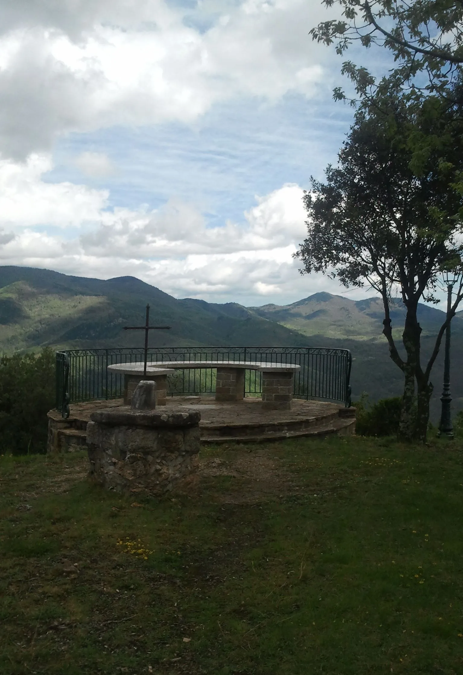 Photo showing: Table d'orientation et croix à Montferrer