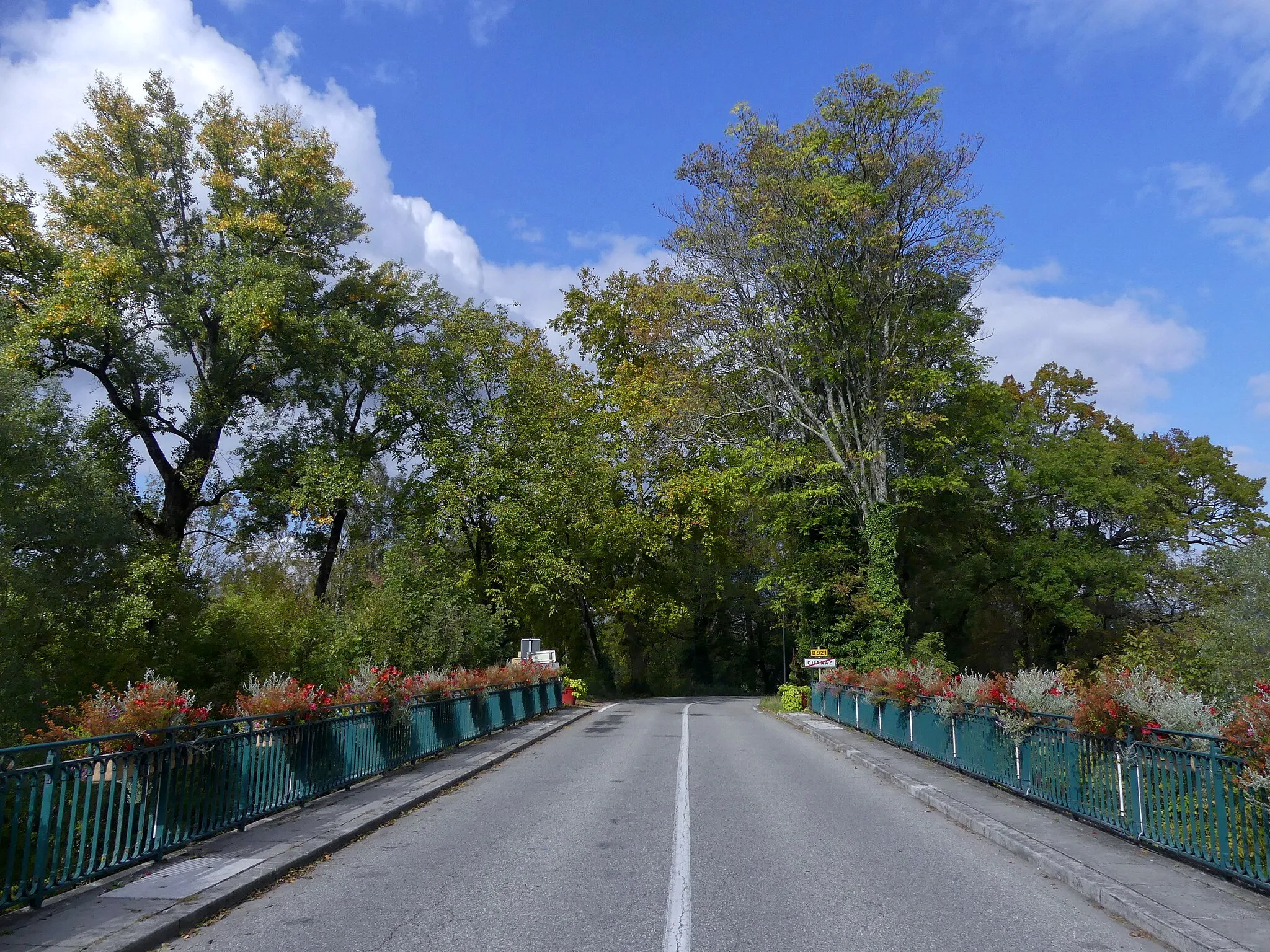 Photo showing: Sight of Route départementale 921 road leaving Chanaz on the bridge crossing Canal de Savières canal, in Savoie, France.