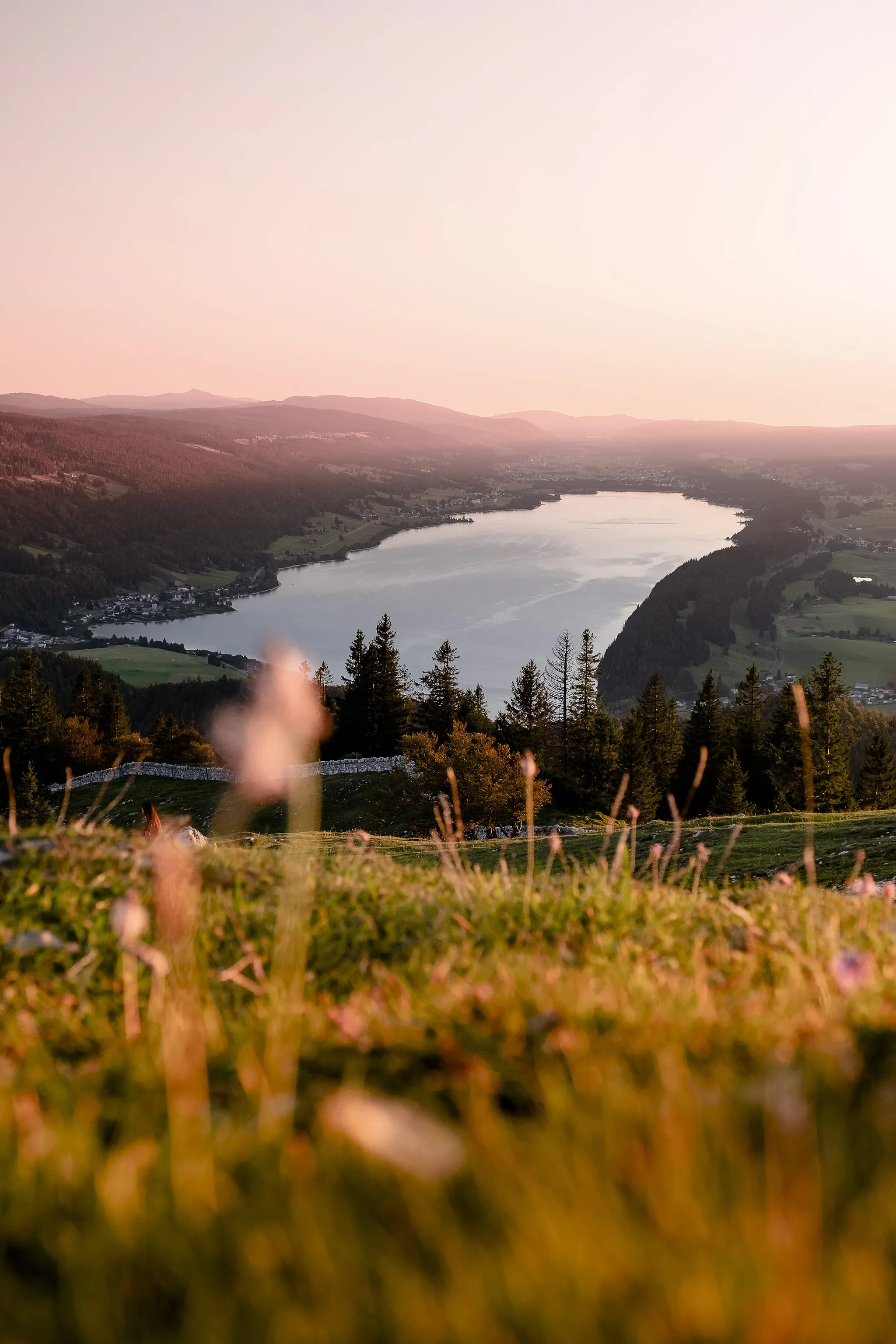 Photo showing: Le soleil couchant sur la Vallée de Joux et son lac.