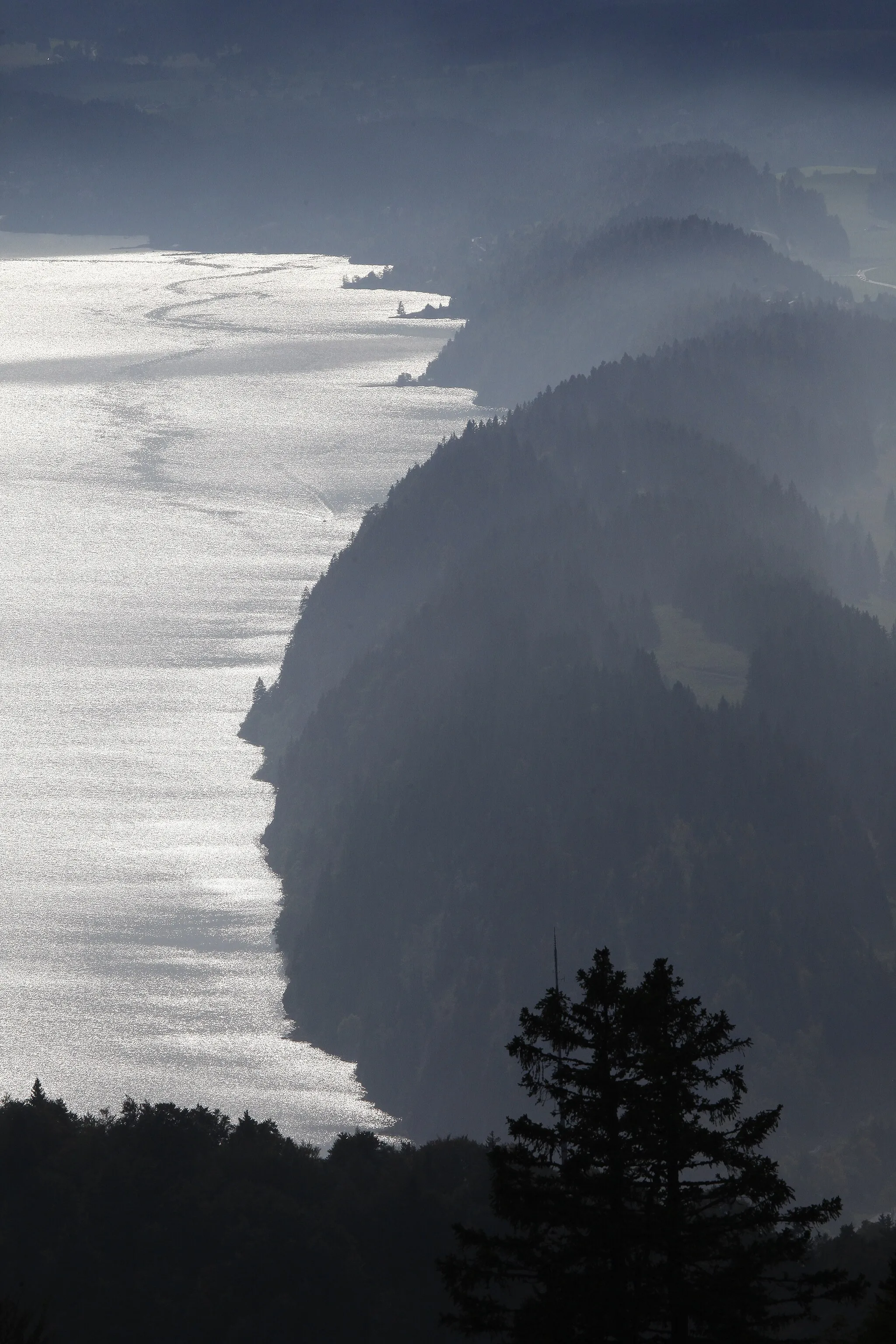 Photo showing: La côte du Rocheray à contre jour depuis la dent de Vaulion.