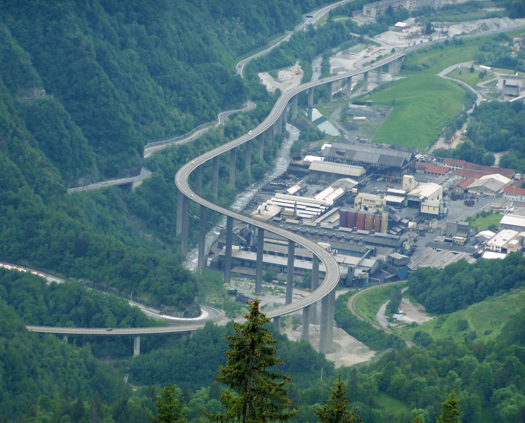 Photo showing: Sight on the viaduc des Égratz bridge of the French national road RN 205 to Chamonix and Italy by the Mont-Blanc tunnel.