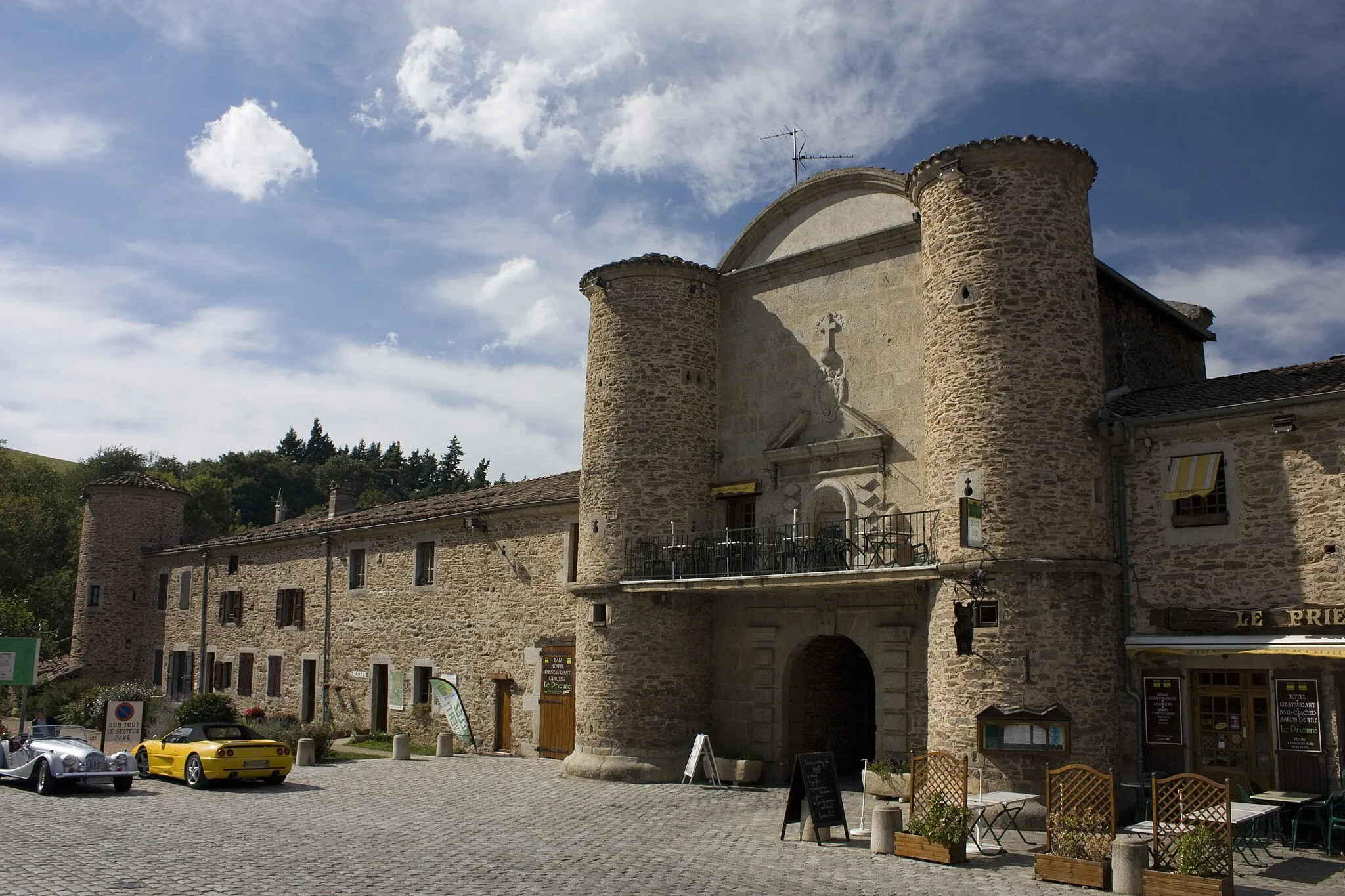 Photo showing: L'aile ouest de la façade sud. La petite porte après la Porte fortifiée est la boulangerie qui abrite encore son four à pain. Aujourd'hui elle lle abrite l'Accueil.