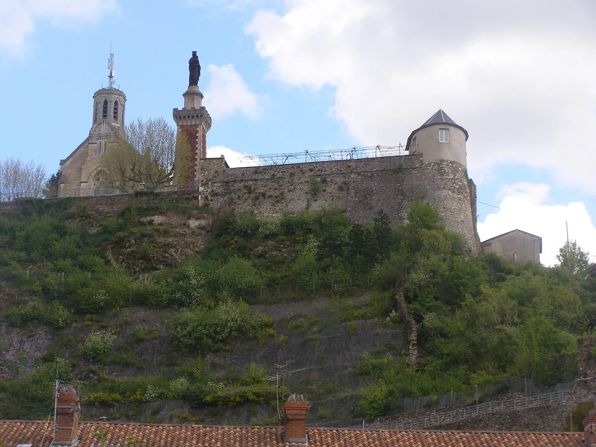 Photo showing: Chapelle et vierge sur la colline de Pipet