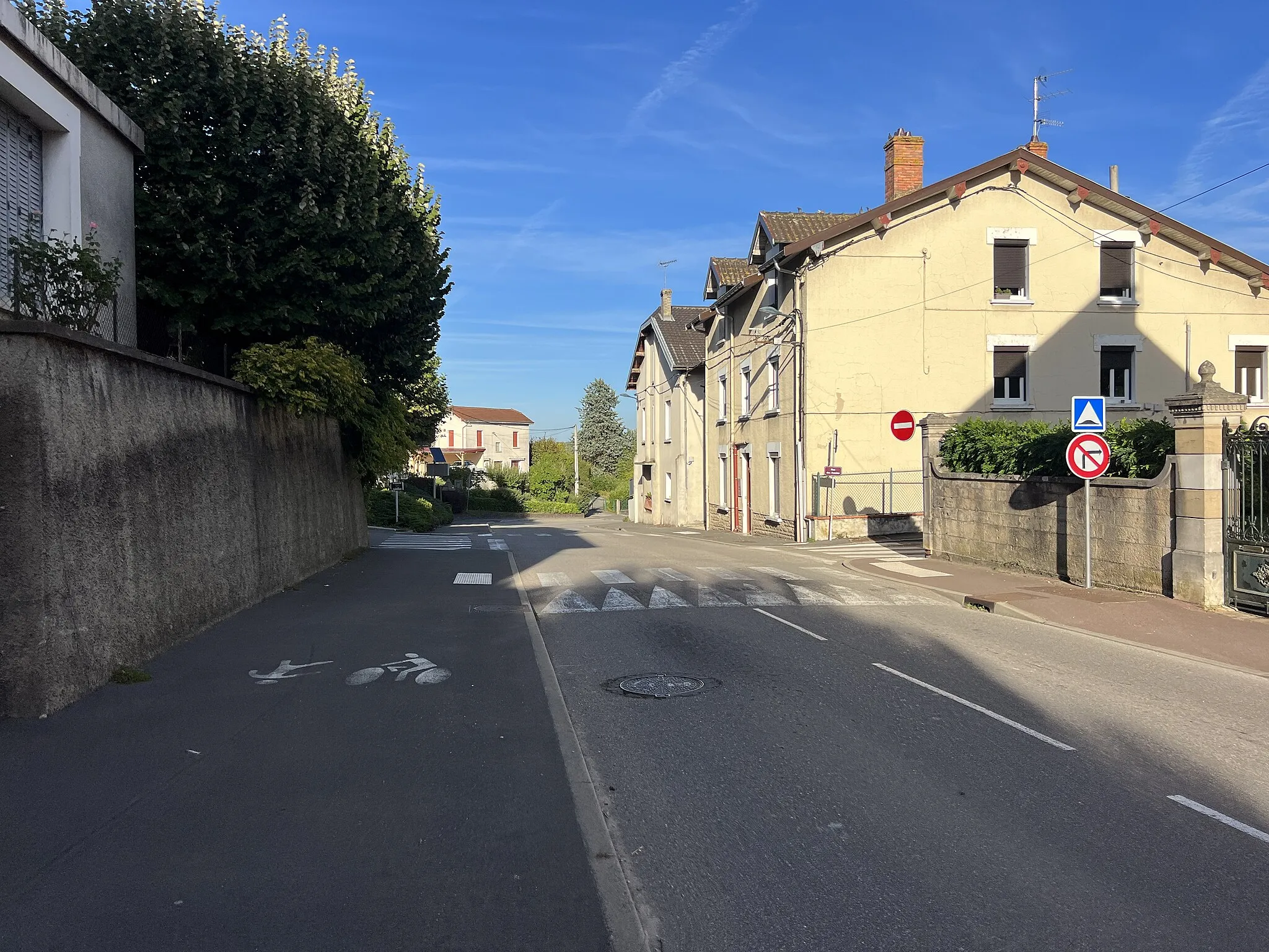 Photo showing: Route d'Étrez, Montrevel-en-Bresse.