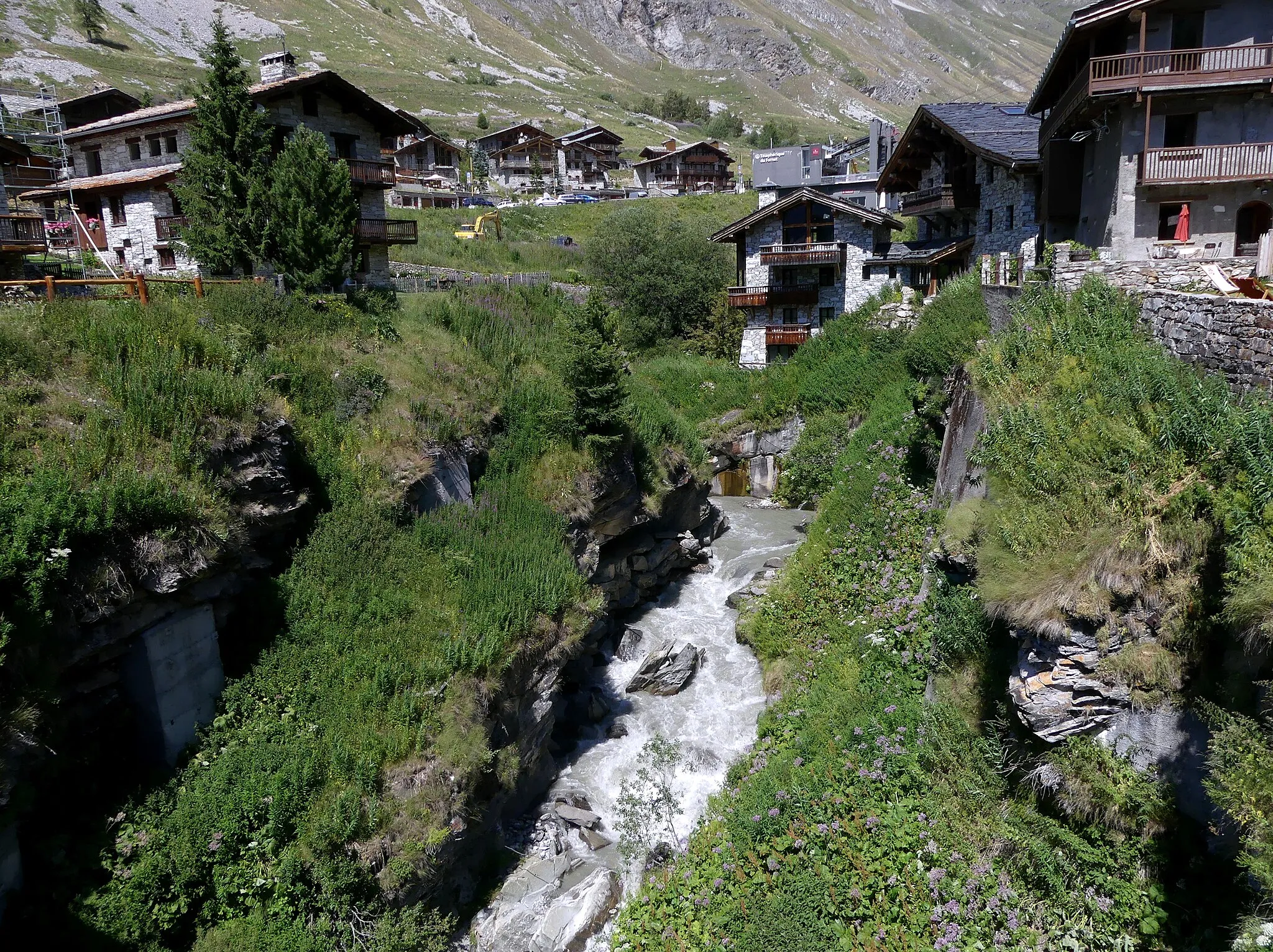 Photo showing: Sight of Isère river near its source, crossing its first hamlet Le Fornet in Val-d'Isère, Savoie, France.