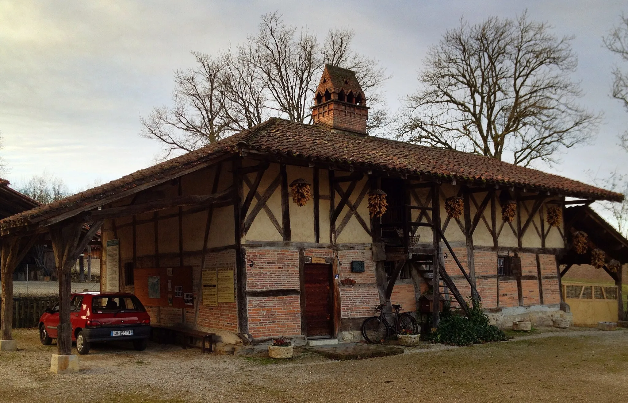 Photo showing: Ferme des Mangettes et sa cheminées sarrazine : maison des pays de Bresse.