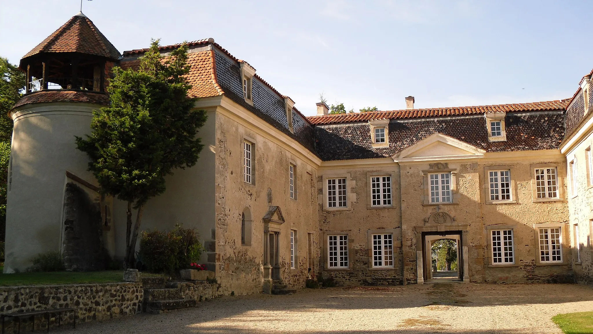 Photo showing: This building is indexed in the base Mérimée, a database of architectural heritage maintained by the French Ministry of Culture, under the reference PA00117504 .