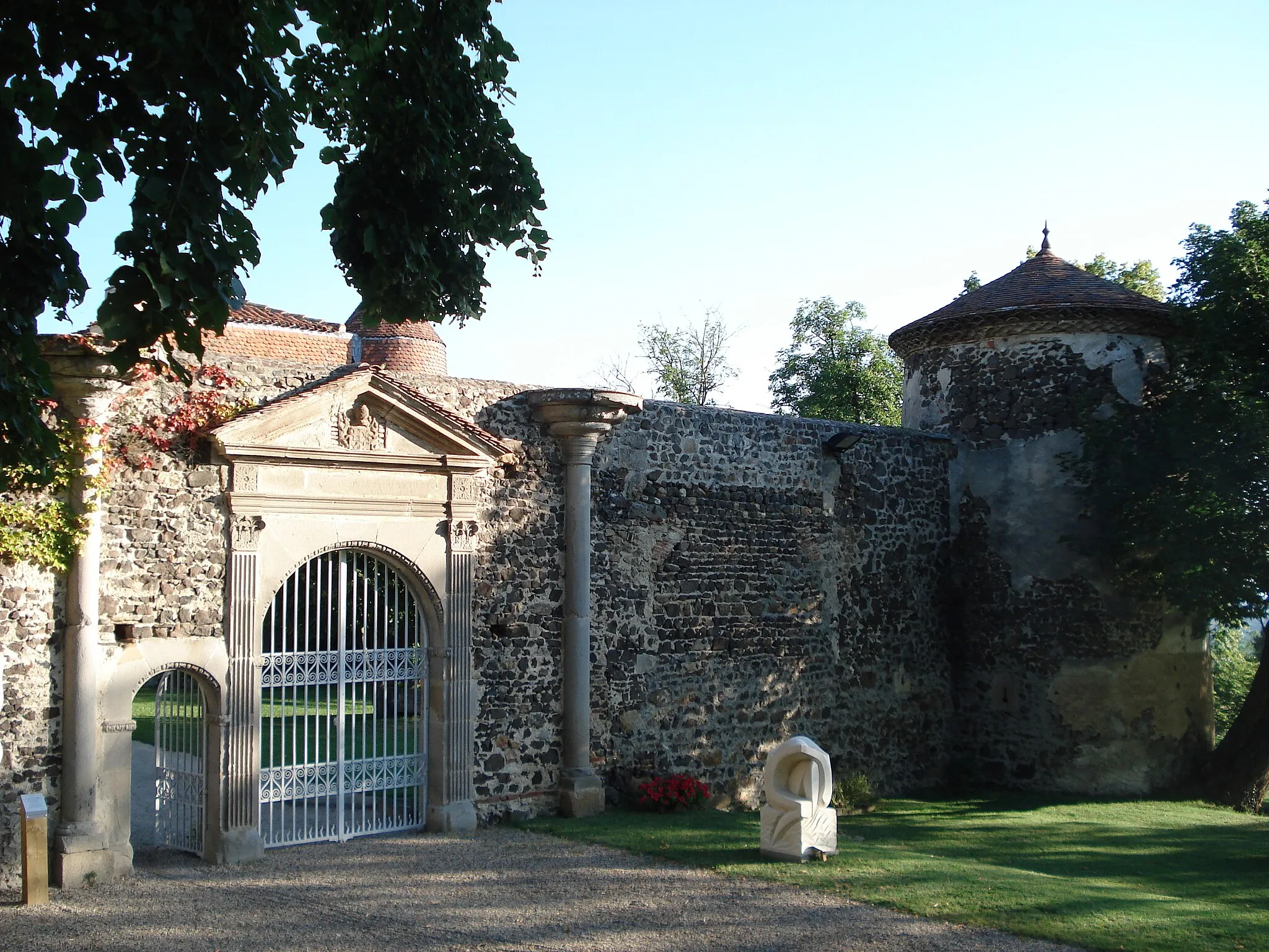 Photo showing: Goutelas' Castle gateway