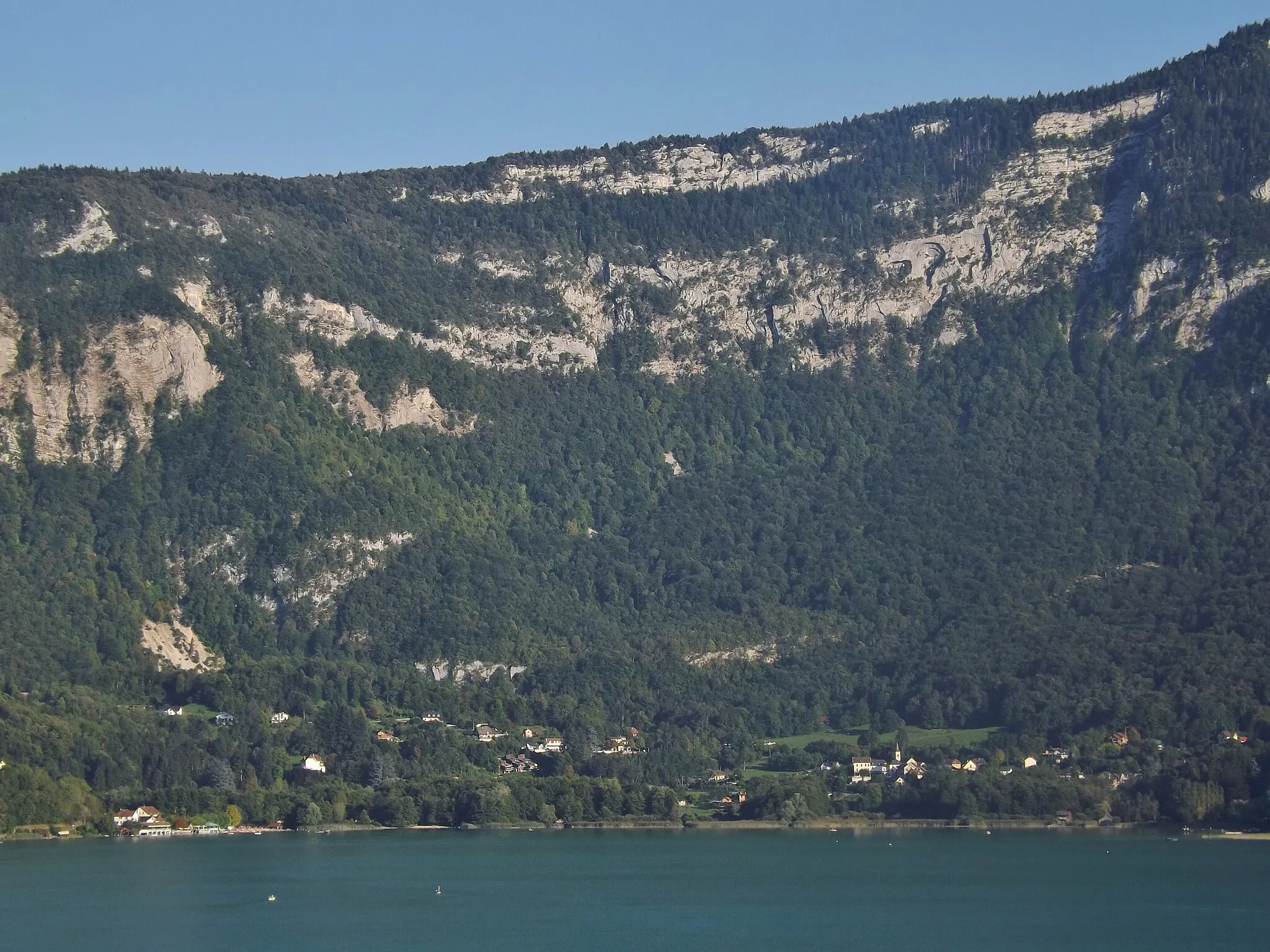 Photo showing: Panoramic sight on Aiguebelette-le-Lac commune, between the lac d'Aiguebelette lake and the chaîne de l'Épine mountain, near Chambéry in Savoie, France.