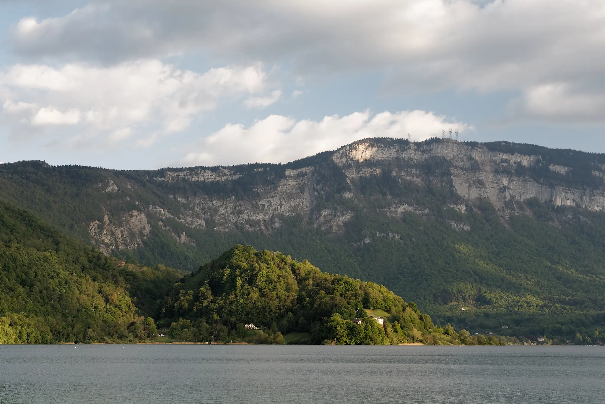 Photo showing: Prise de vue au sol depuis la rive nord du lac d'Aigueblette, orientée vers le sud. Au premier plan, les eaux du lac d'Aiguebelette. Au second plan au milieu, le saillant du Boyat. Au second plan à gauche, le lieu-dit la Combe. À l'arrière-plan, la chaîne de l'Épine.