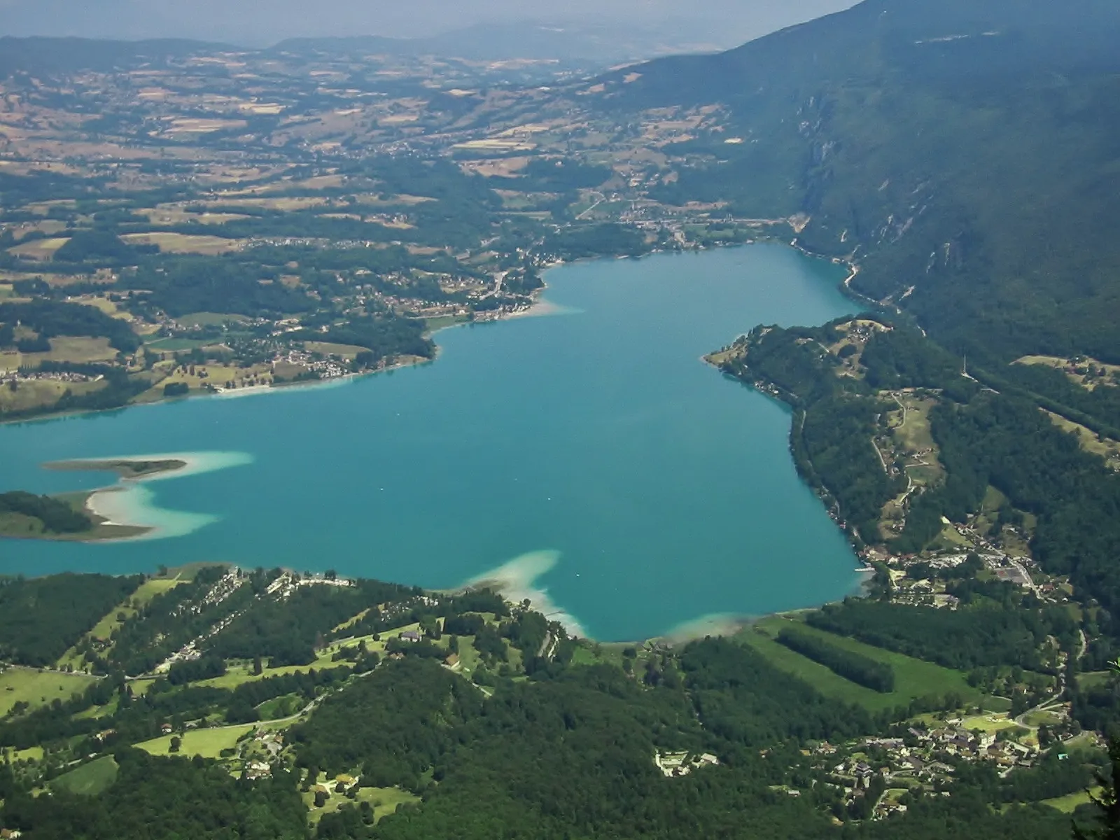 Photo showing: Sight from the Mont Grêle mount, of the lac d'Aiguebelette lake, in Savoie, France.