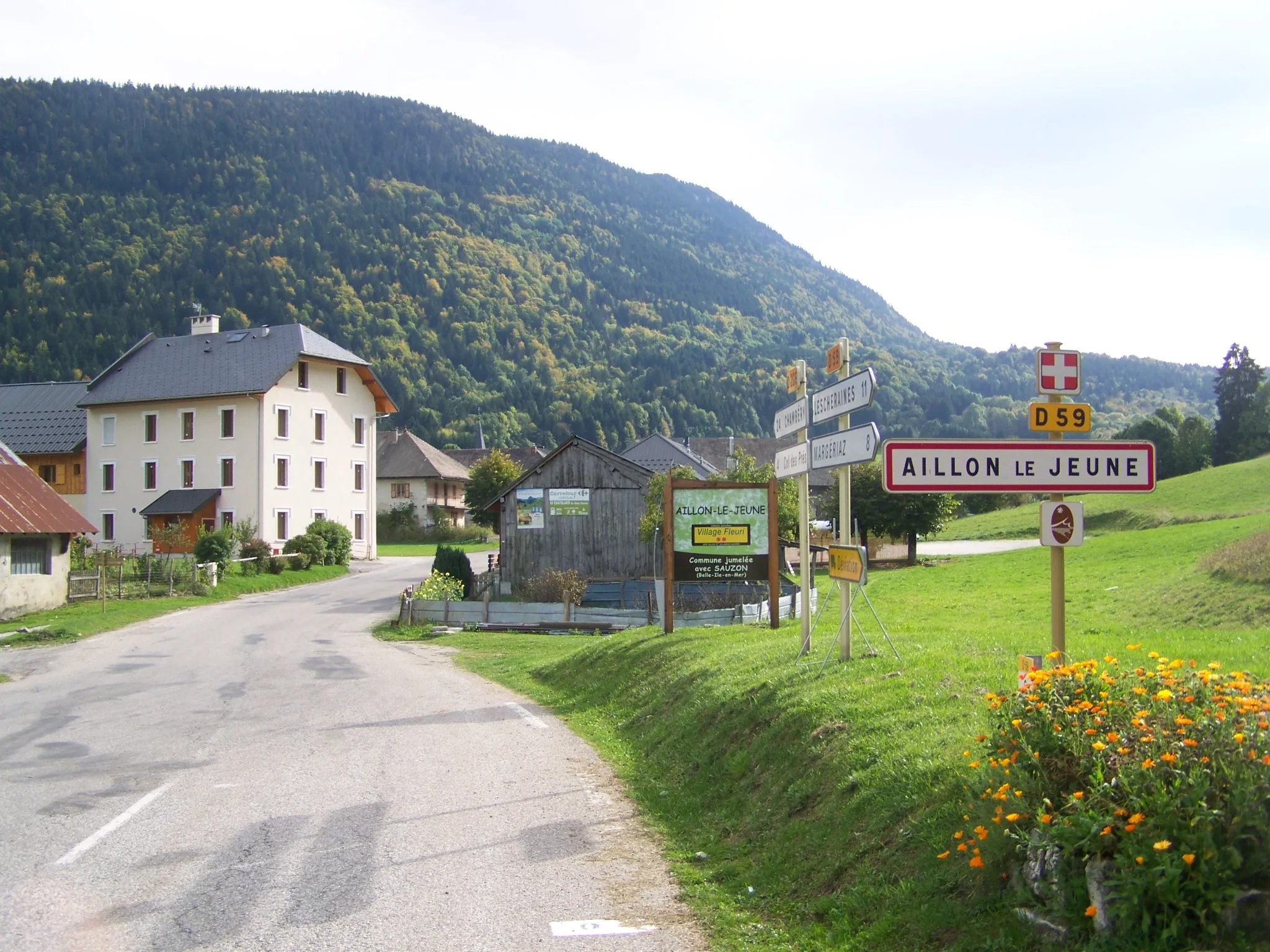 Photo showing: Sign welcoming to Aillon-le-Jeune in the department of Savoie, France.