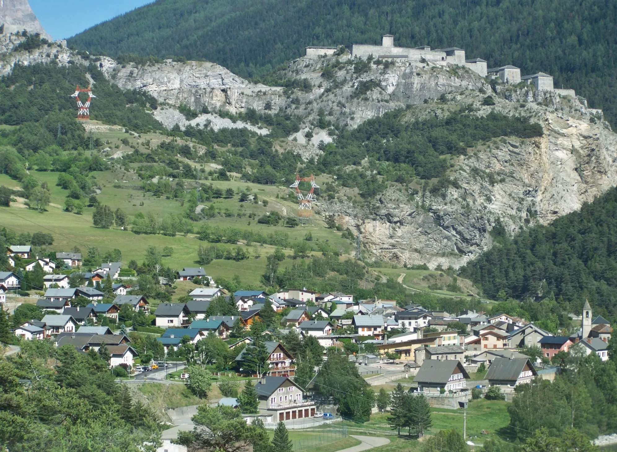 Photo showing: Sight of the the French commune and village of Avrieux, with the fort Vcitor-Emmanuel fortifications at the background, in the Maurienne valley, in Savoie.