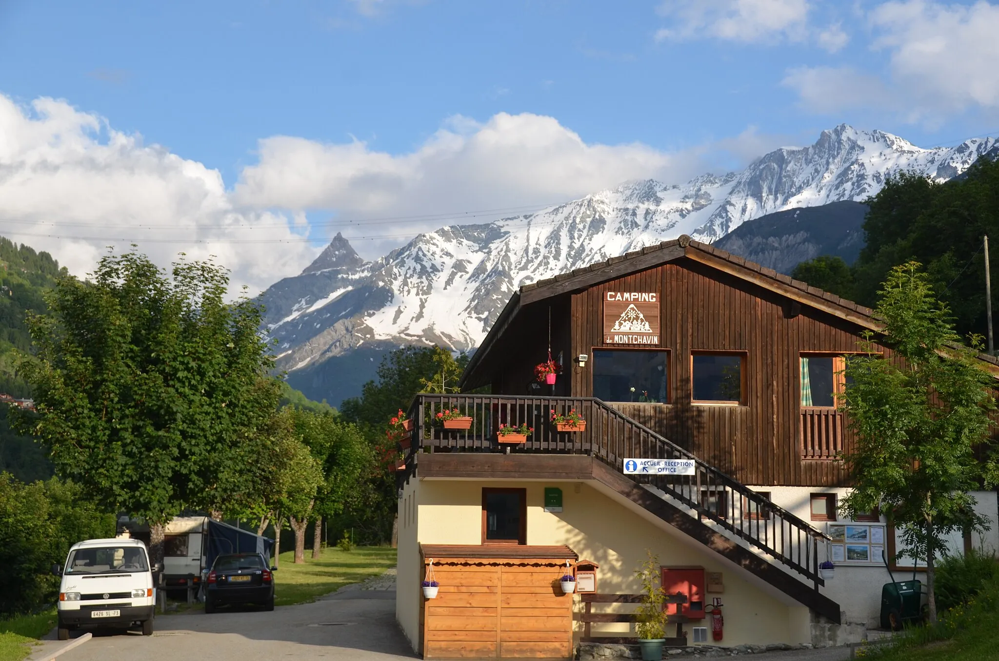 Photo showing: The "Caravanneige"(wintercampsite) reception with the Sommet Bellecote mountain 3416 m at the background