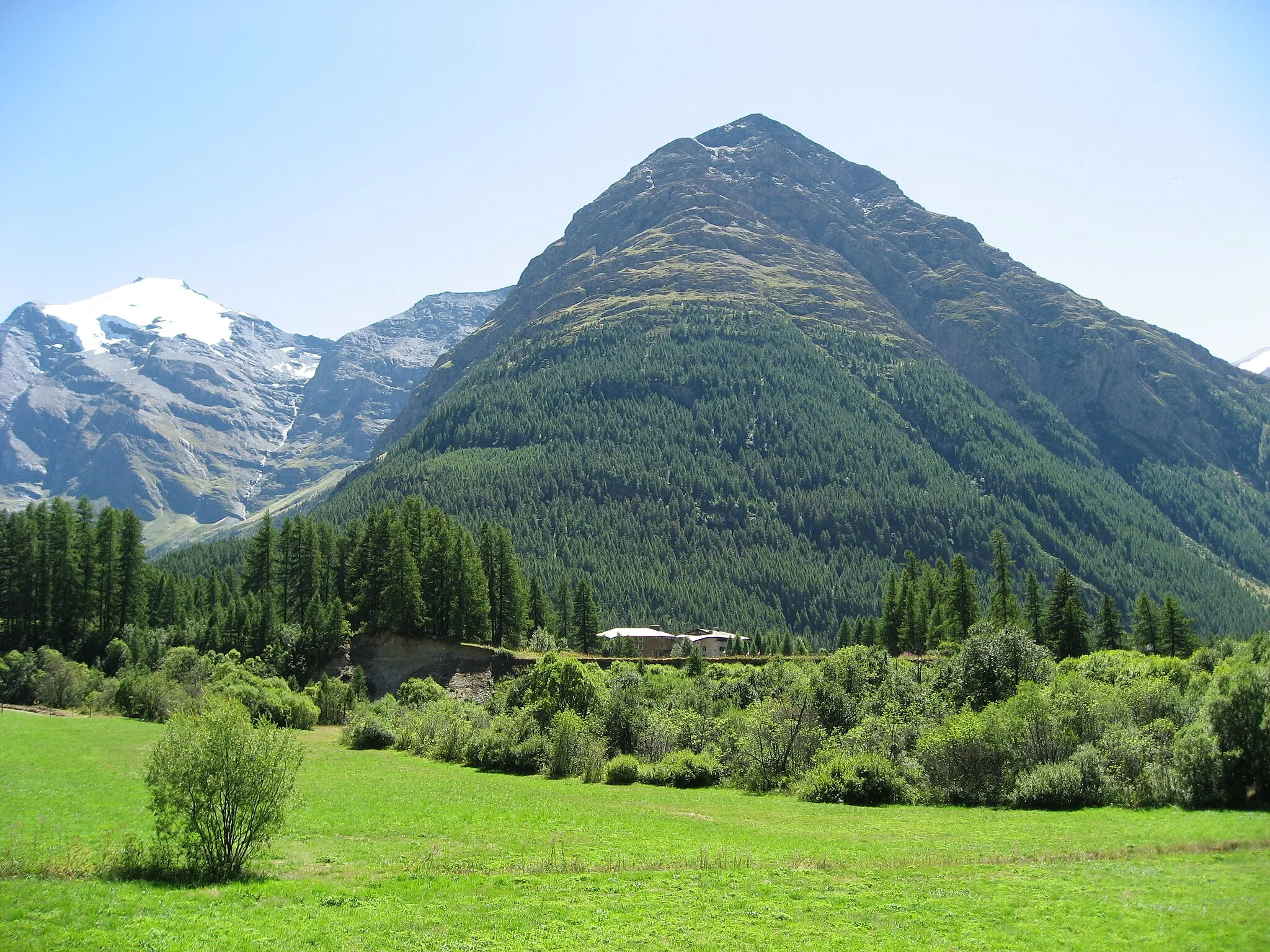 Photo showing: Pointe de Charbonnel on the left and Pointe de Tierce on the right, taken from the parking of le Villaron in the Vallée de la Maurienne

Pointe de Charbonnel Position: Map: 45° 16' 51" N 7° 3' 20" E
Pointe de Tierce Position: Map: 45° 18' 28" N 7° 0' 45" E
Camera Position: Camera location 45° 19′ 55″ N, 7° 00′ 52″ E View this and other nearby images on: OpenStreetMap 45.331944;    7.014444