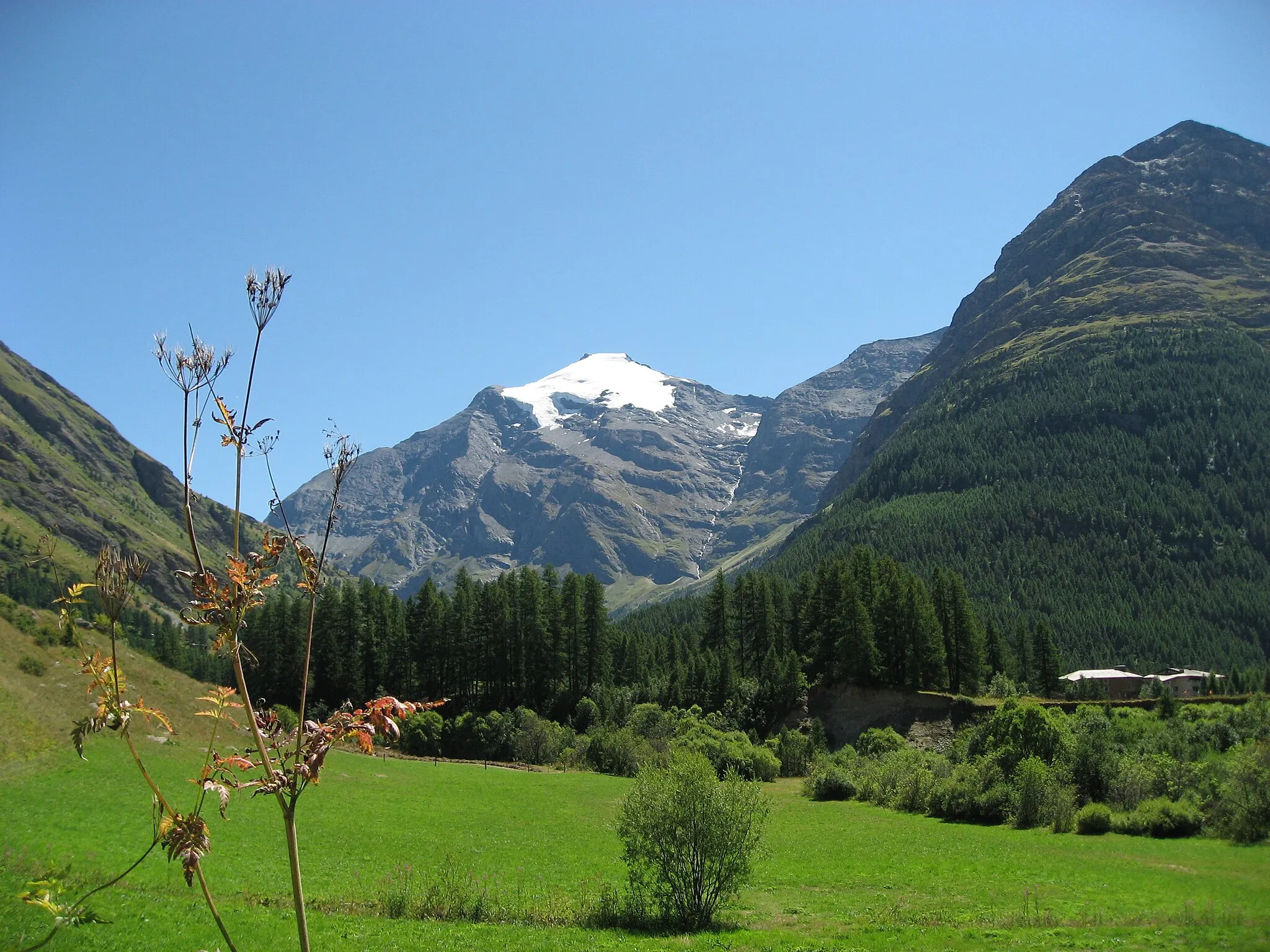 Photo showing: Pointe de Charbonnel on the left and Pointe de Tierce on the right, taken from the parking of le Villaron in the Vallée de la Maurienne

Pointe de Charbonnel Position: Map: 45° 16' 51" N 7° 3' 20" E
Pointe de Tierce Position: Map: 45° 18' 28" N 7° 0' 45" E
Camera Position: Camera location 45° 19′ 55″ N, 7° 00′ 52″ E View this and other nearby images on: OpenStreetMap 45.331944;    7.014444