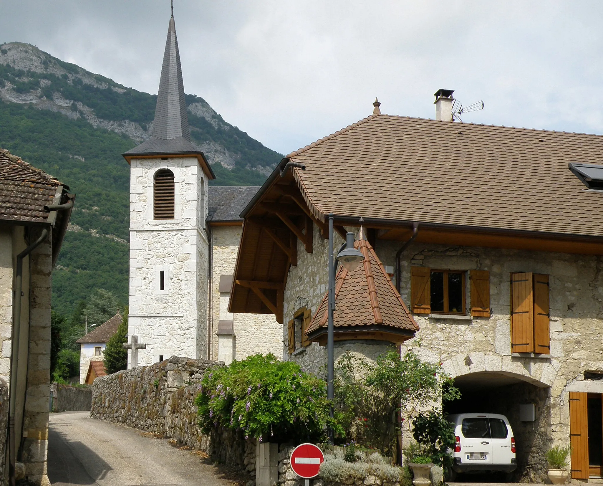 Photo showing: Billième, comm. du département de la Savoie (région Rhône-Alpes, France). Aspect du bourg, avec le clocher de l'église Saint-Pierre-es-Liens.