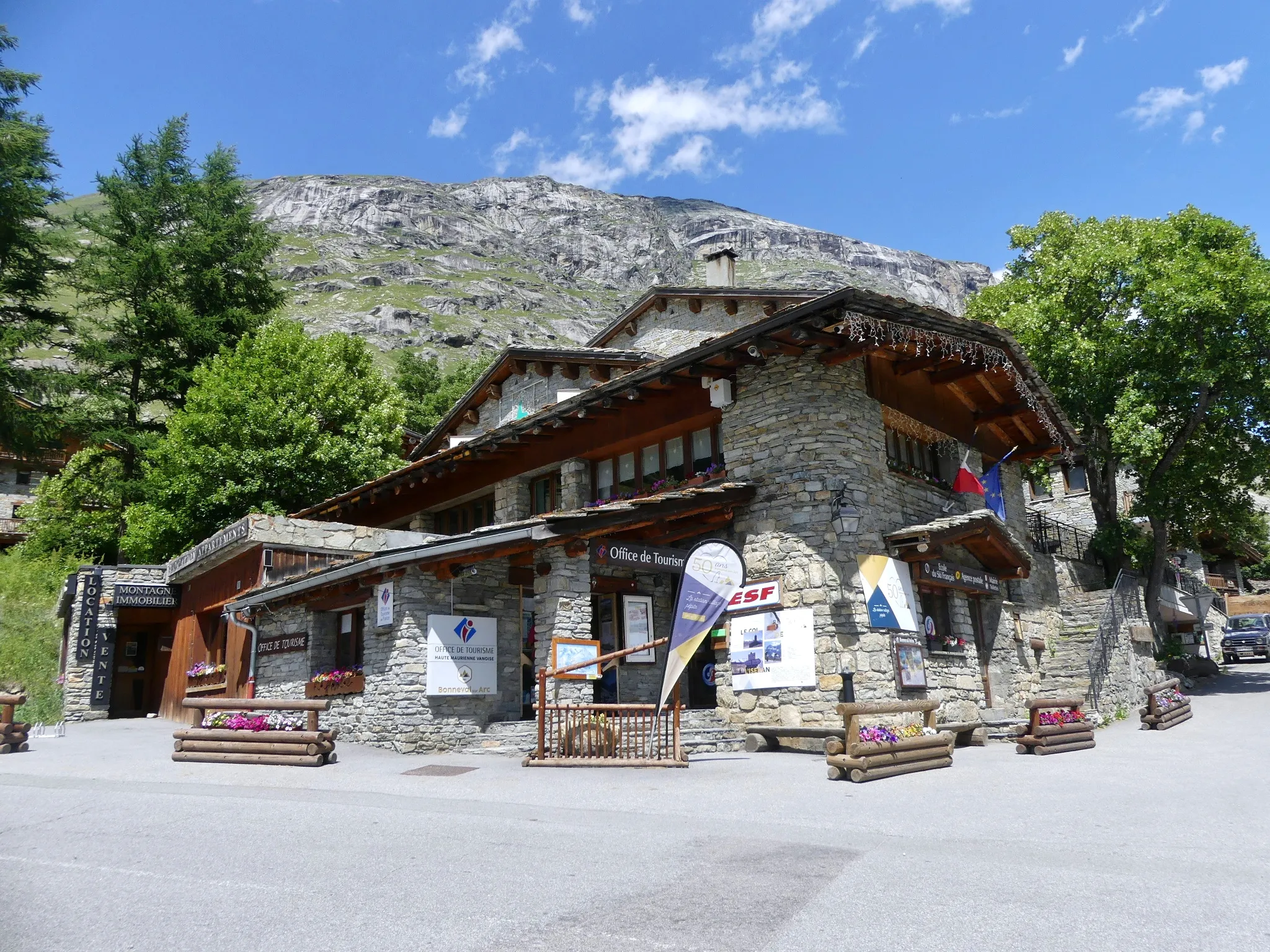 Photo showing: Sight of the town hall and tourist office of Bonneval-sur-Arc, last village of the high Maurienne valley, Savoie, France.