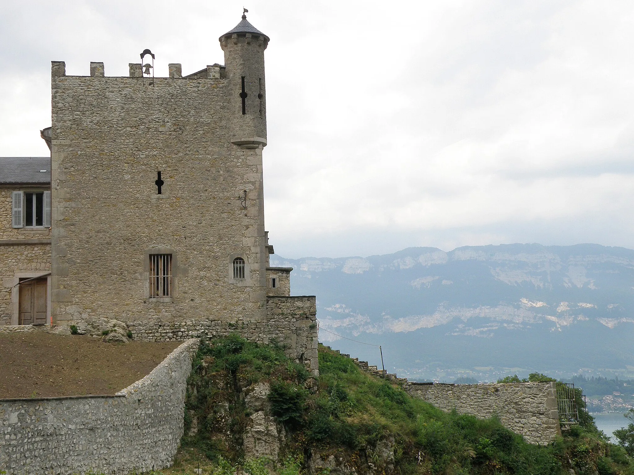 Photo showing: Bourdeau, comm. du département de la Savoie (région Rhône-Alpes, France), sur le bord du lac du Bourget. Château médiéval.