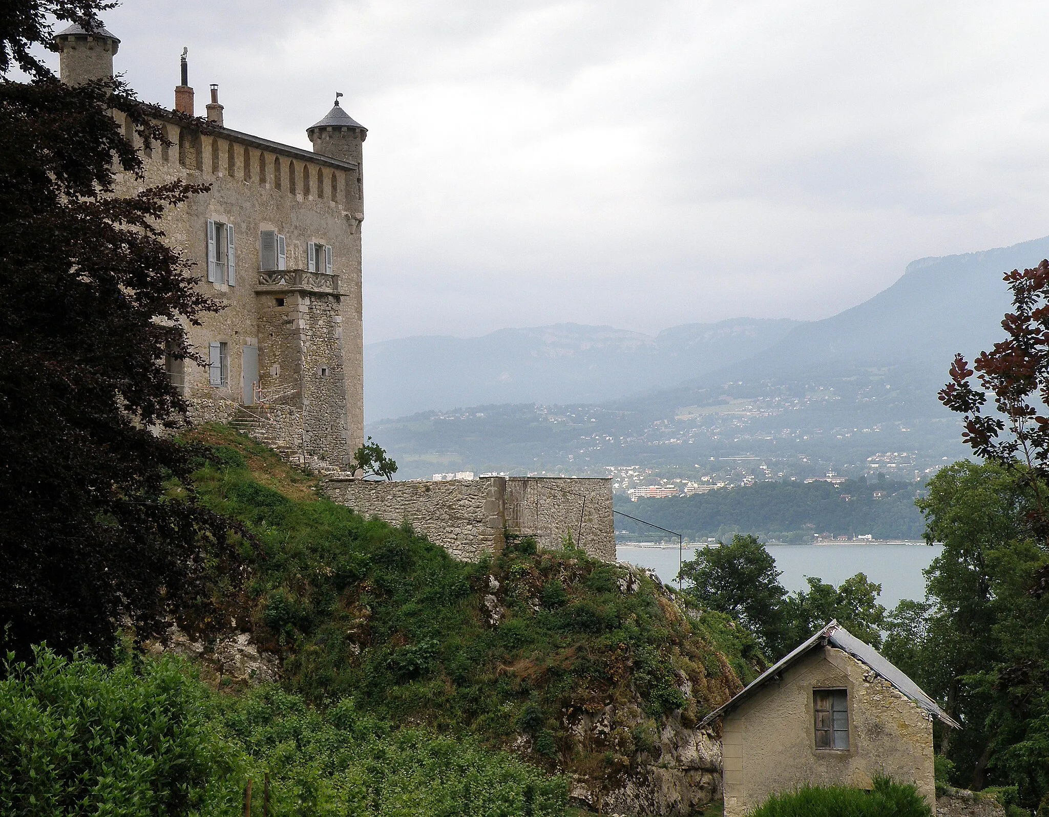 Photo showing: Bourdeau, comm. du département de la Savoie (région Rhône-Alpes, France), sur le bord du lac du Bourget. Château médiéval. À l'arrière-plan, agglomeration d'Aix-les-Bains, sur la rive oppose (orientale) du lac.