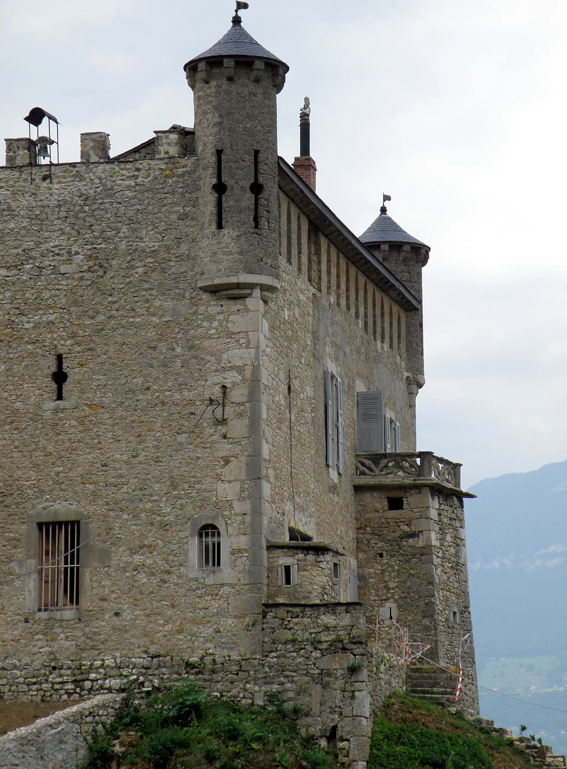 Photo showing: Bourdeau, comm. du département de la Savoie (région Rhône-Alpes, France), sur le bord du lac du Bourget. Château médiéval.