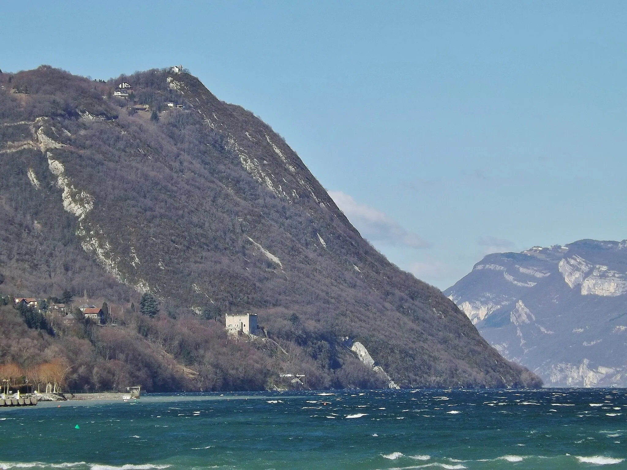 Photo showing: Sight of the château de Bourdeau castle and the choppy waters of the lac du Bourget lake during a windy day, in Savoie, France.