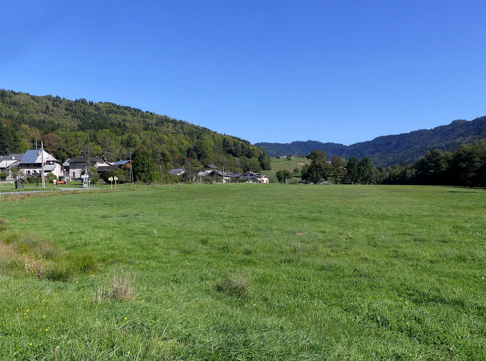 Photo showing: Sight of the surroundings of Bourget-en-Huile village, in Vallée des Huiles valley, Savoie, France.