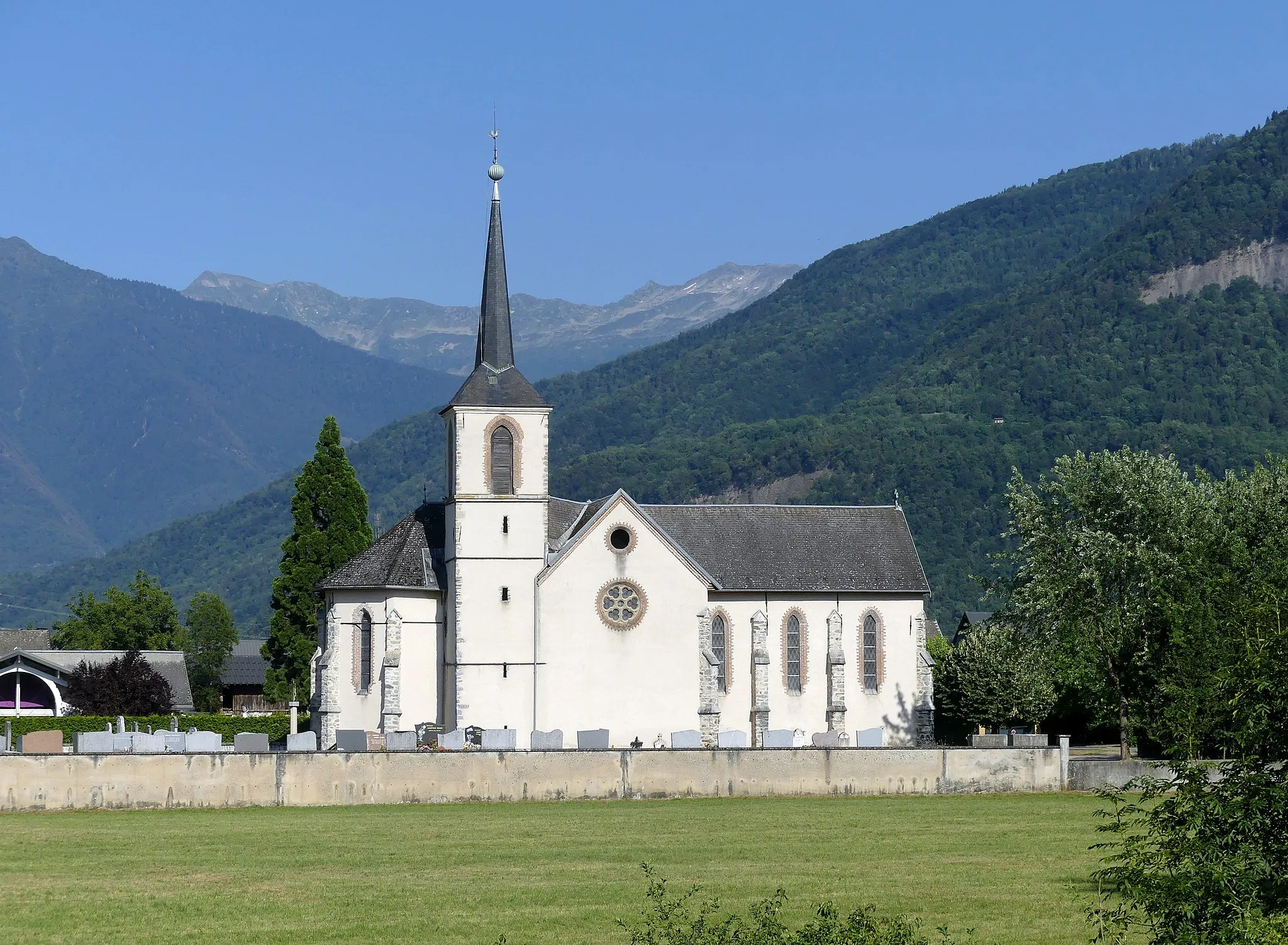 Photo showing: Sight, at the end of a summer afternoon, of the western side of the Église de l'Assomption church, in Bourgneuf, Savoie, France.