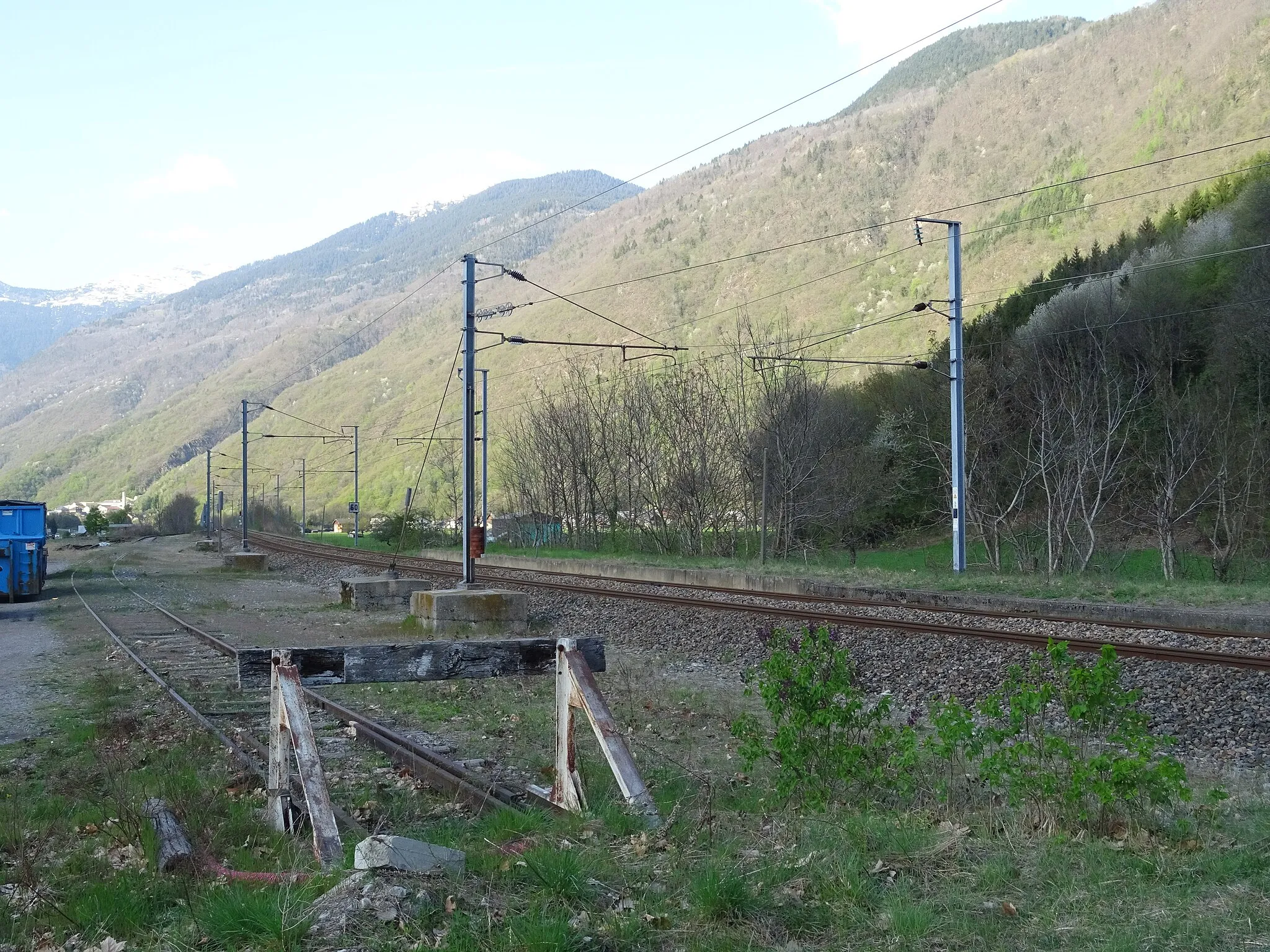 Photo showing: Butoir d'une ancienne voie de service située en bordure de la double voie formant l'évitement de la gare de Cevins.