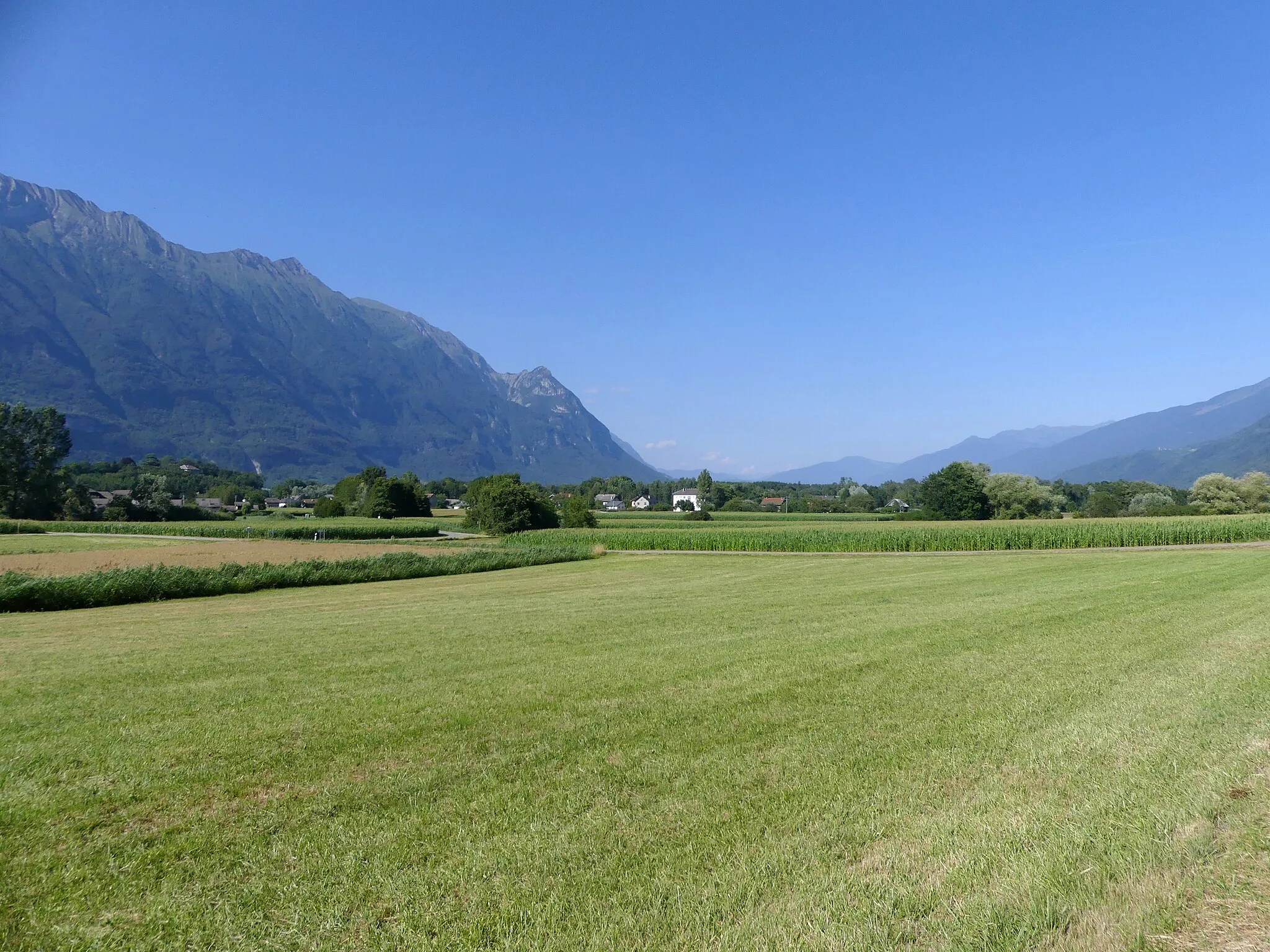 Photo showing: Sight of the fields in the Southern area of Chamousset locality, in the Combe de Savoie valley, in Savoie, France.