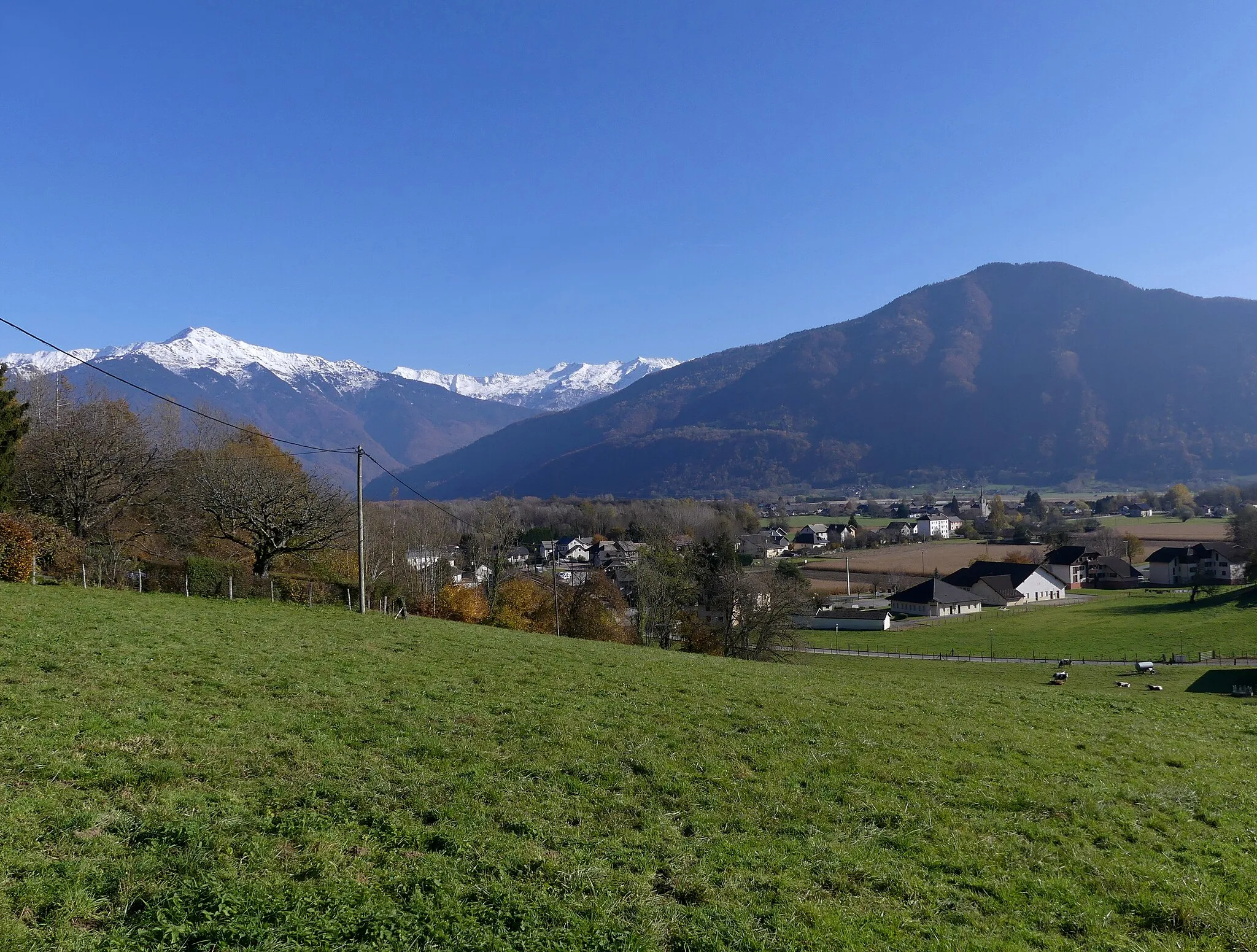 Photo showing: Sight, in autumn from the top of the hill, of Chamousset village and snow-covered Lauzière mountain range at the background, in Savoie, France.