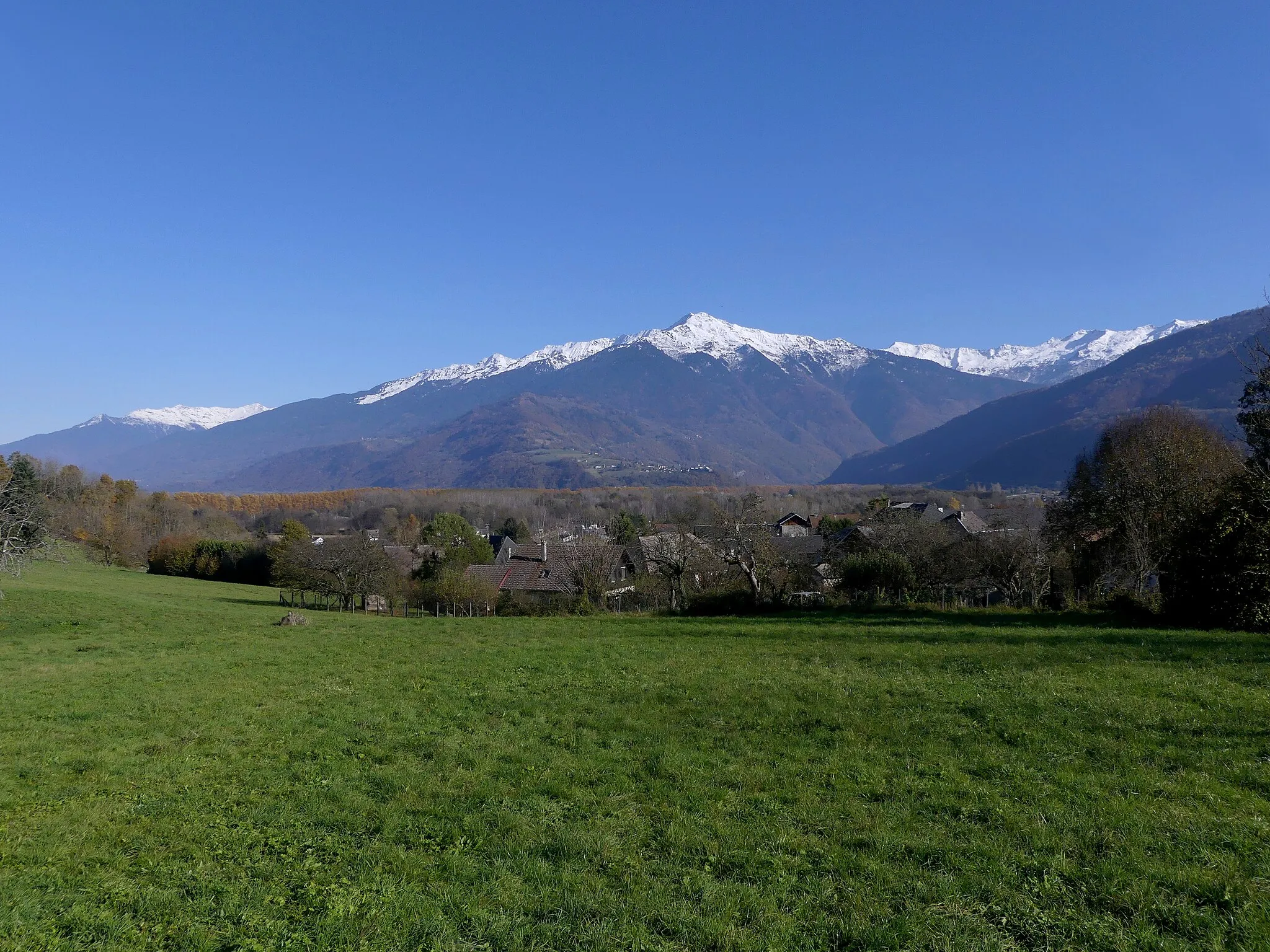 Photo showing: Sight, in autumn from the west, of Chamousset territory and snow-covered Lauzière mountain range at the background, in Savoie, France.