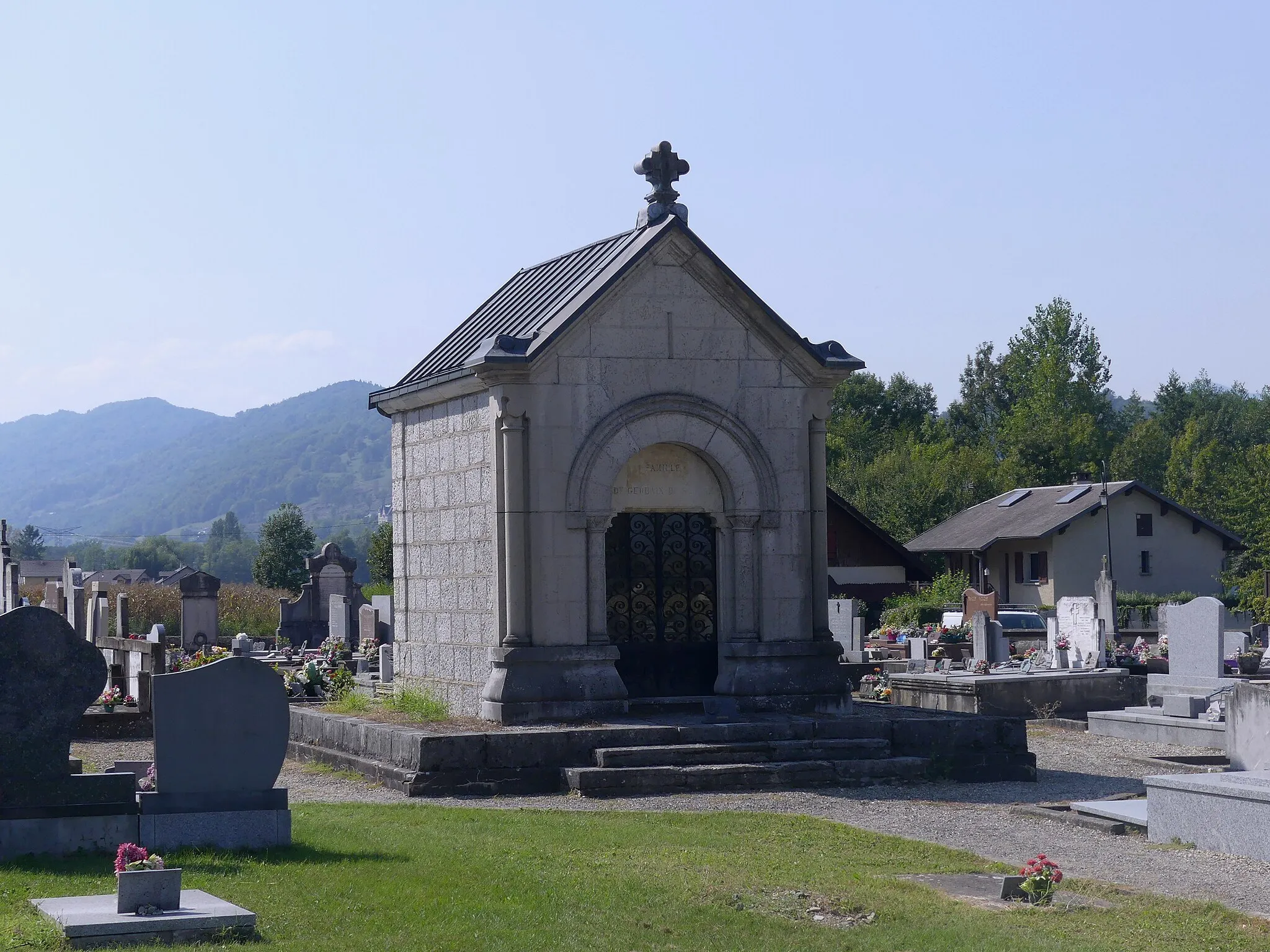 Photo showing: Sight of Gerbaix de Sonnaz family vault in Chamoux-sur-Gelon cimetery, Savoie, France.