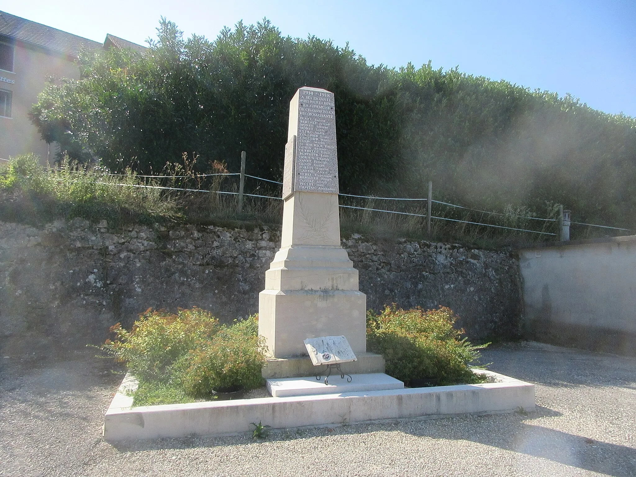 Photo showing: Monument aux morts de Champagneux.