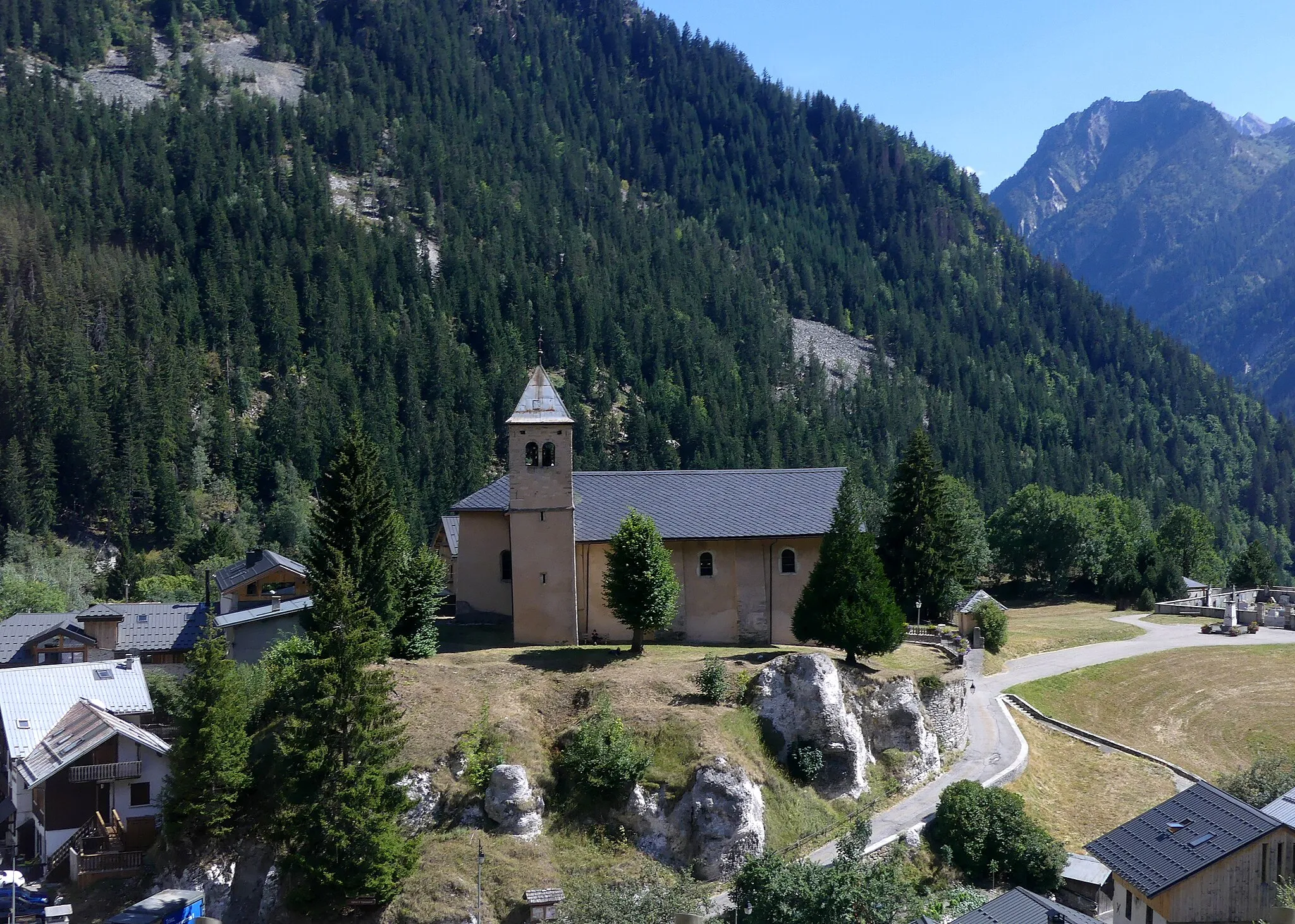 Photo showing: Sight, from the village, of Saint-Sigismond church of Champagny-en-Vanoise, Savoie, France.