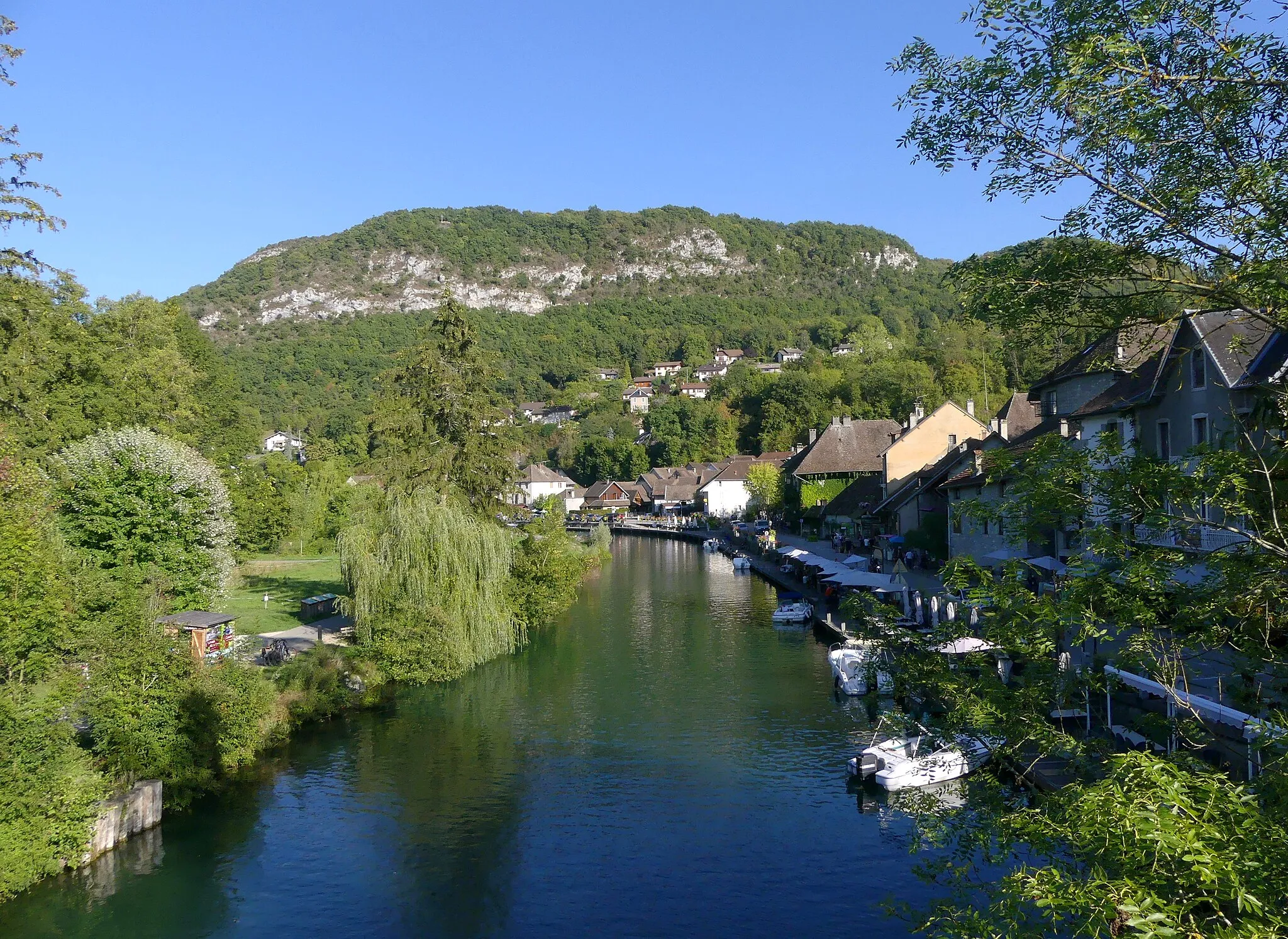 Photo showing: Sight, in the evening from the footbridge, of the Canal de Savières canal crossing Chanaz village, here in the direction of Bourget lake, in Savoie, France.