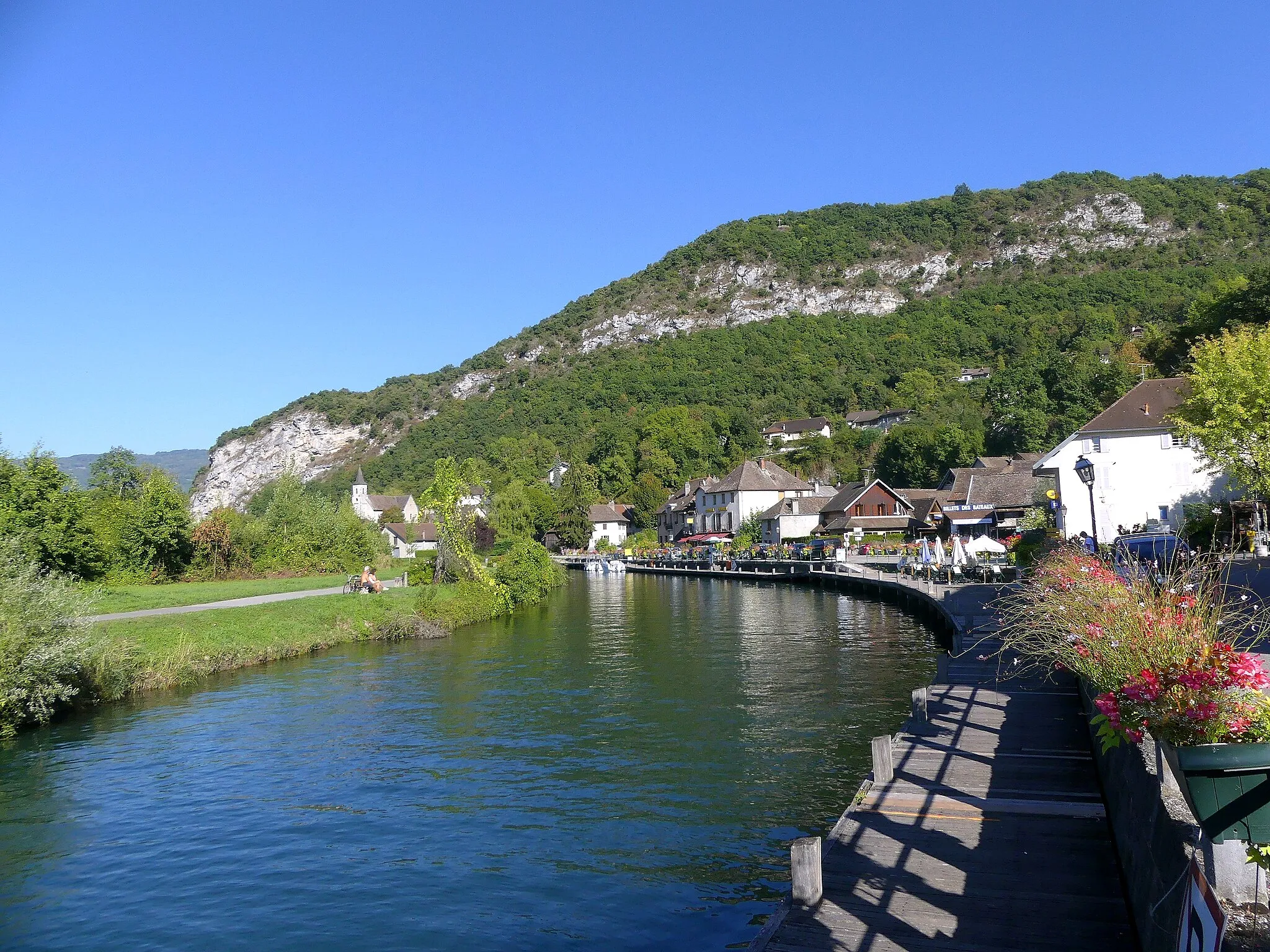 Photo showing: Sight, in the evening, of Chanaz village crossed by the Canal de Savières canal, here in the direction of Bourget lake, in Savoie, France.