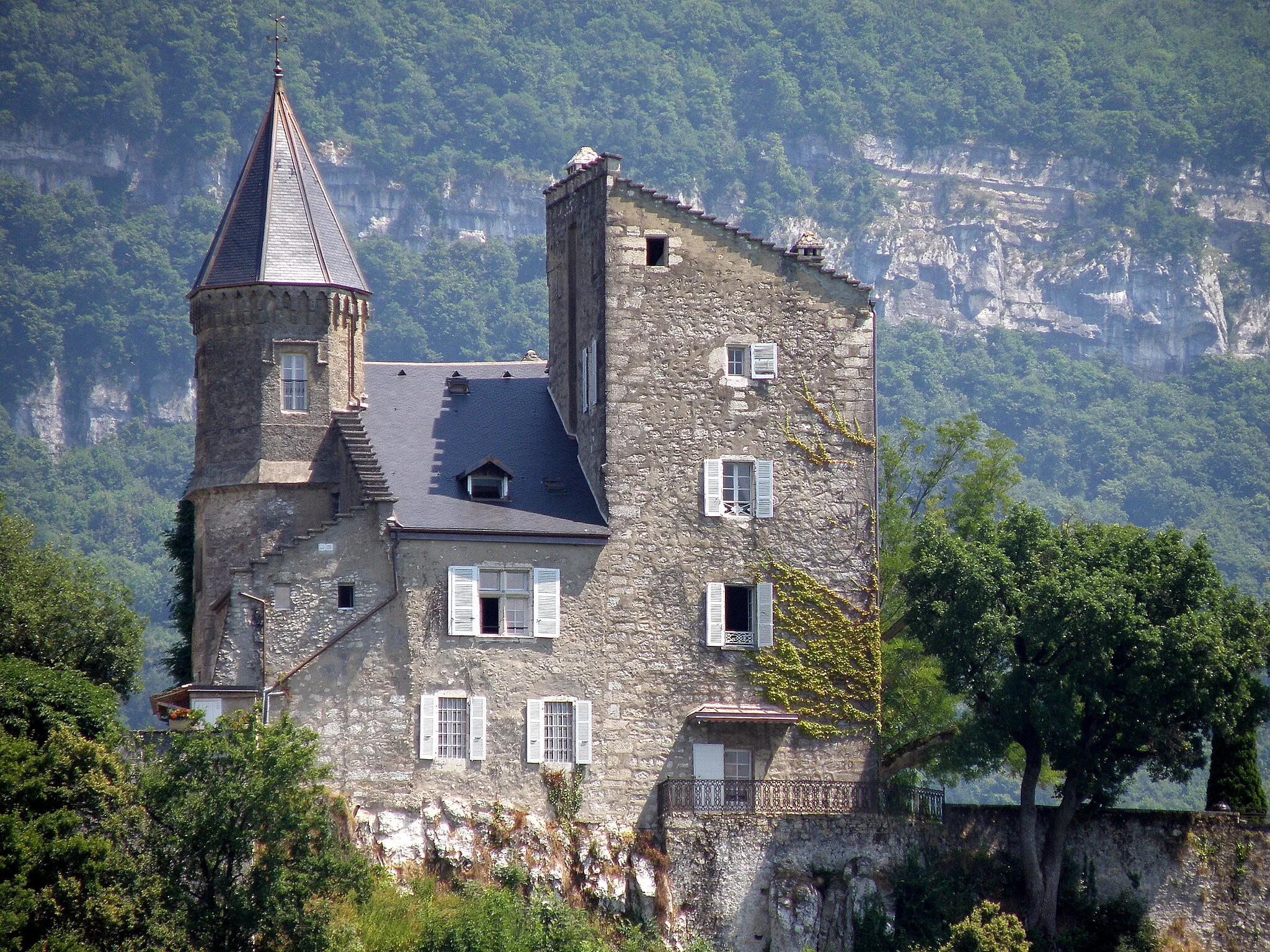 Photo showing: Chindrieux, comm. du département de la Savoie (région Rhône-Alpes, France). Le château de Châtillon, dans le village homonyme, au bord du lac du Bourget.