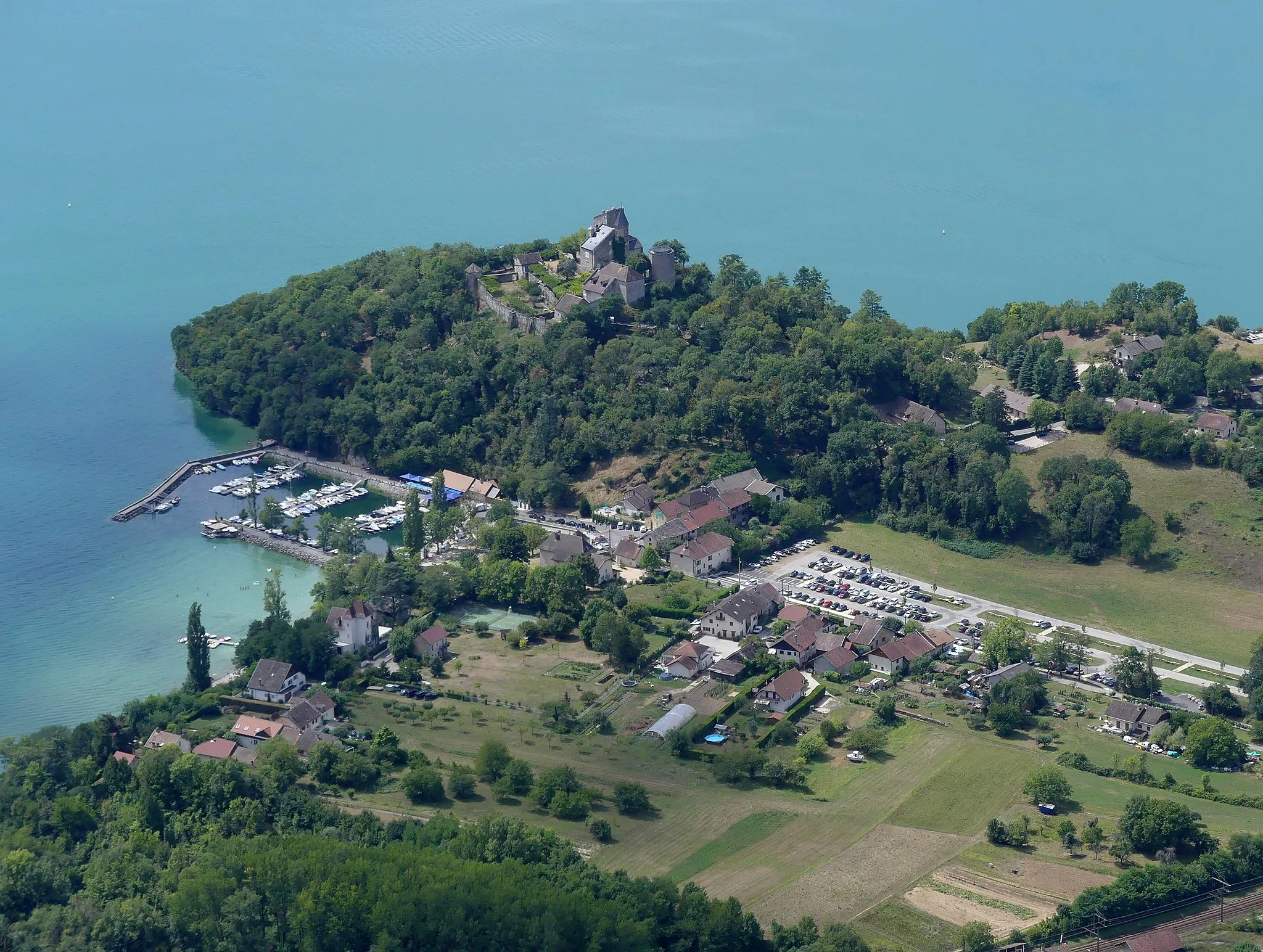 Photo showing: Sight, from Montagne de Cessens mountain, of Châtillon hamlet on the north-east side of Bourget lake, with its beach and castle, in Chindrieux, Savoie, France.