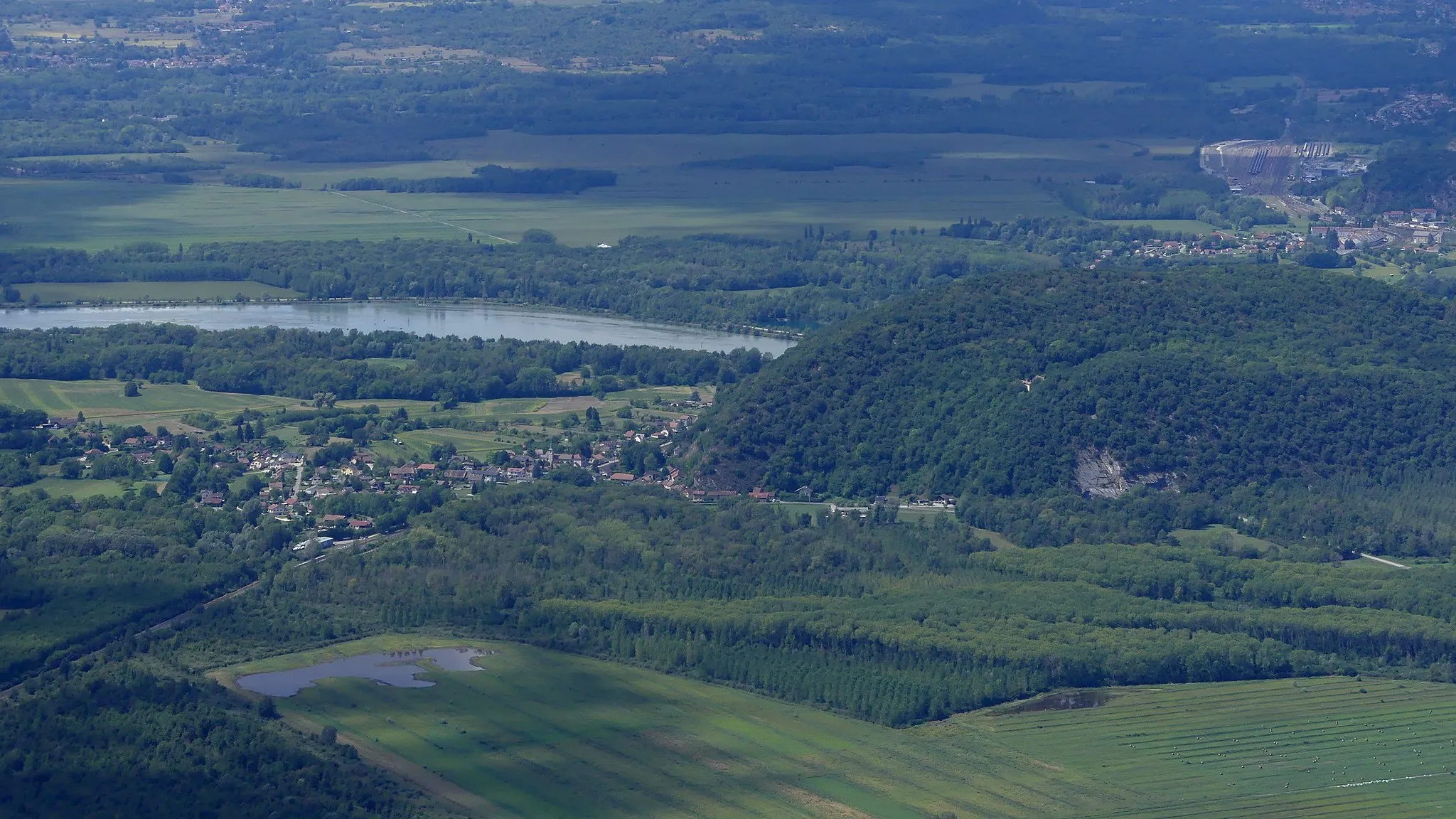 Photo showing: Sight, from around Le Sapenay pass, of Vions village, Mollard de Vions hill and Rhône river, in Savoie and Ain on the opposite side, France.