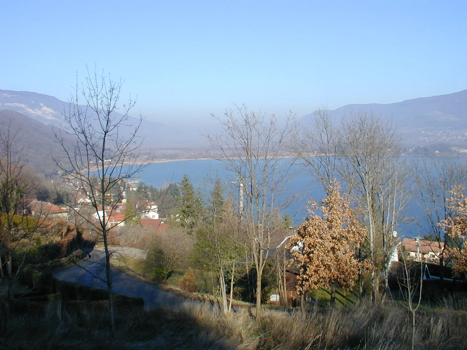 Photo showing: Le fond nord du Lac du Bourget vu depuis le haut du village de fr:Conjux avec le début du vaste fr:marais de Chautagne. Tout au fond à gauche, la fr:montagne du Grand Colombier (département de l'Ain); tout au fond à droite, la fr:montagne du Gros Foug (département de Haute-Savoie).
Photographie prise par Semnoz en janvier 2005.

Semnoz, January 2005.