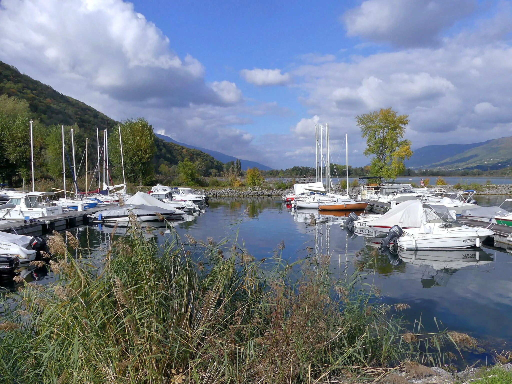 Photo showing: Sight, in autumn, of Conjux harbour on the north-western side of lac du Bourget lake, in Savoie.