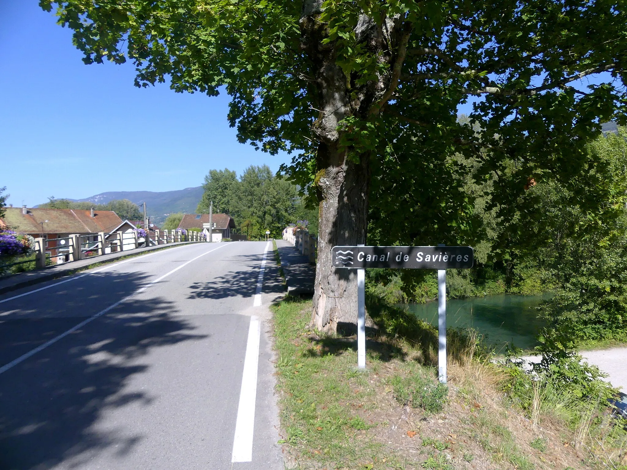 Photo showing: Sight of the former Route nationale 514 road crossing the Canal de Savières canal in Portout hamlet, in the north of Savoie, France.